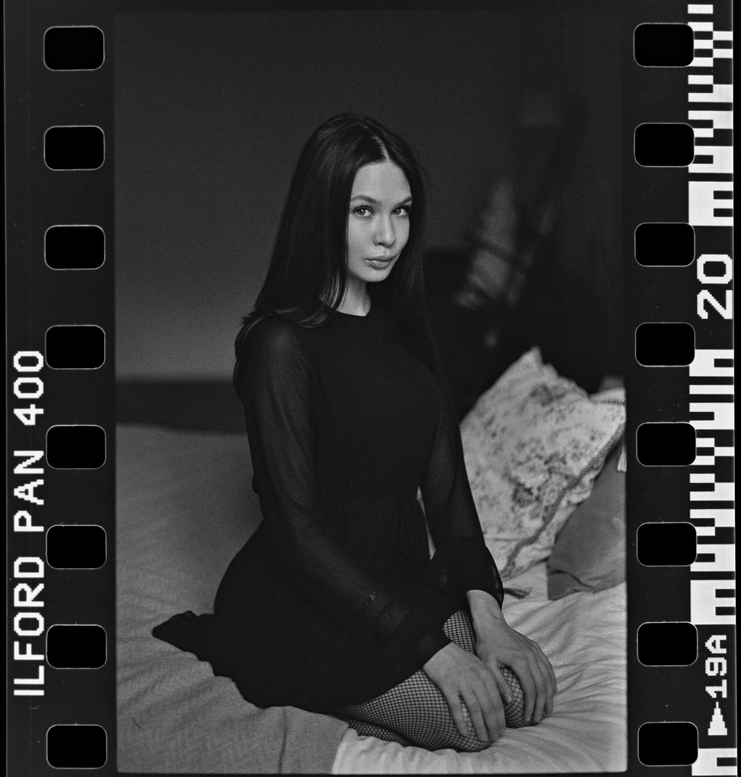 Студийная фотосессия с естественным светом на черно-белую пленку