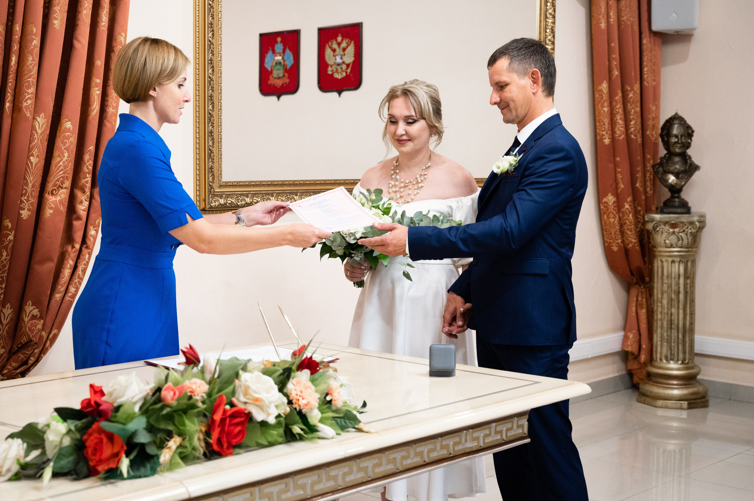 Вручают свидетельство о браке в малом Екатерининском зале