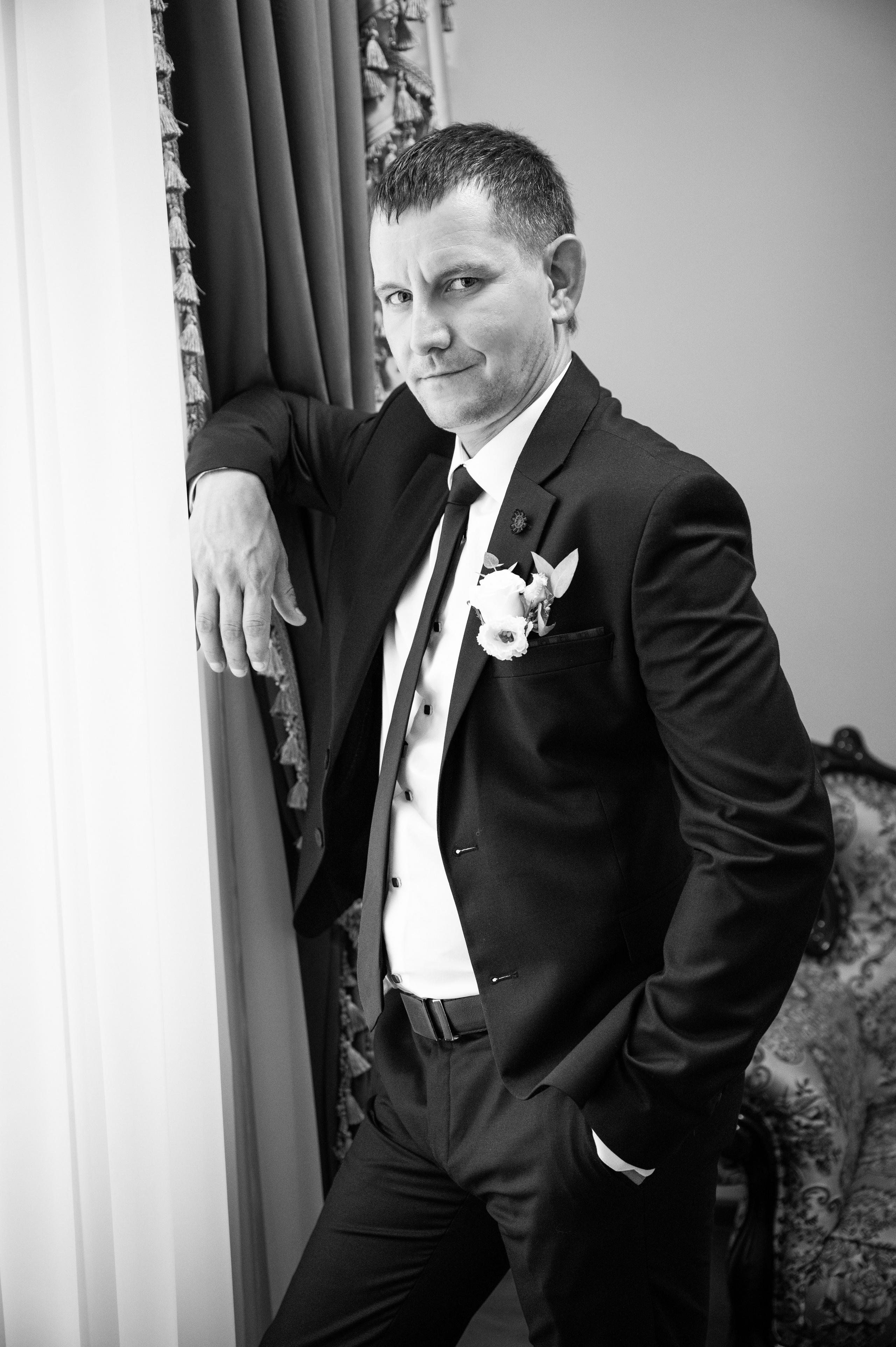 Фотография жениха в стиле нуар возле окна Екатерининского зала