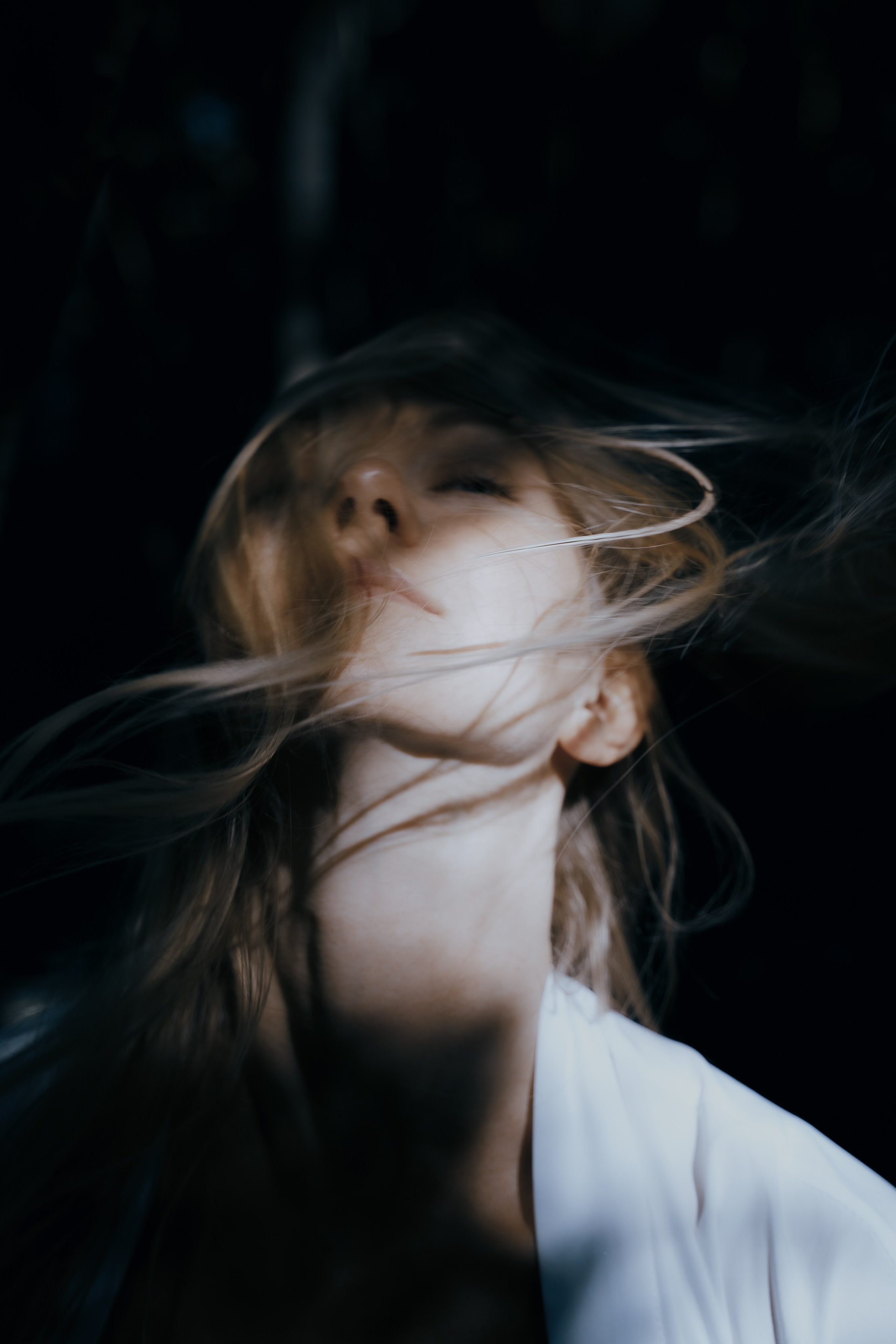 Интересный кадр девушки портрет лица