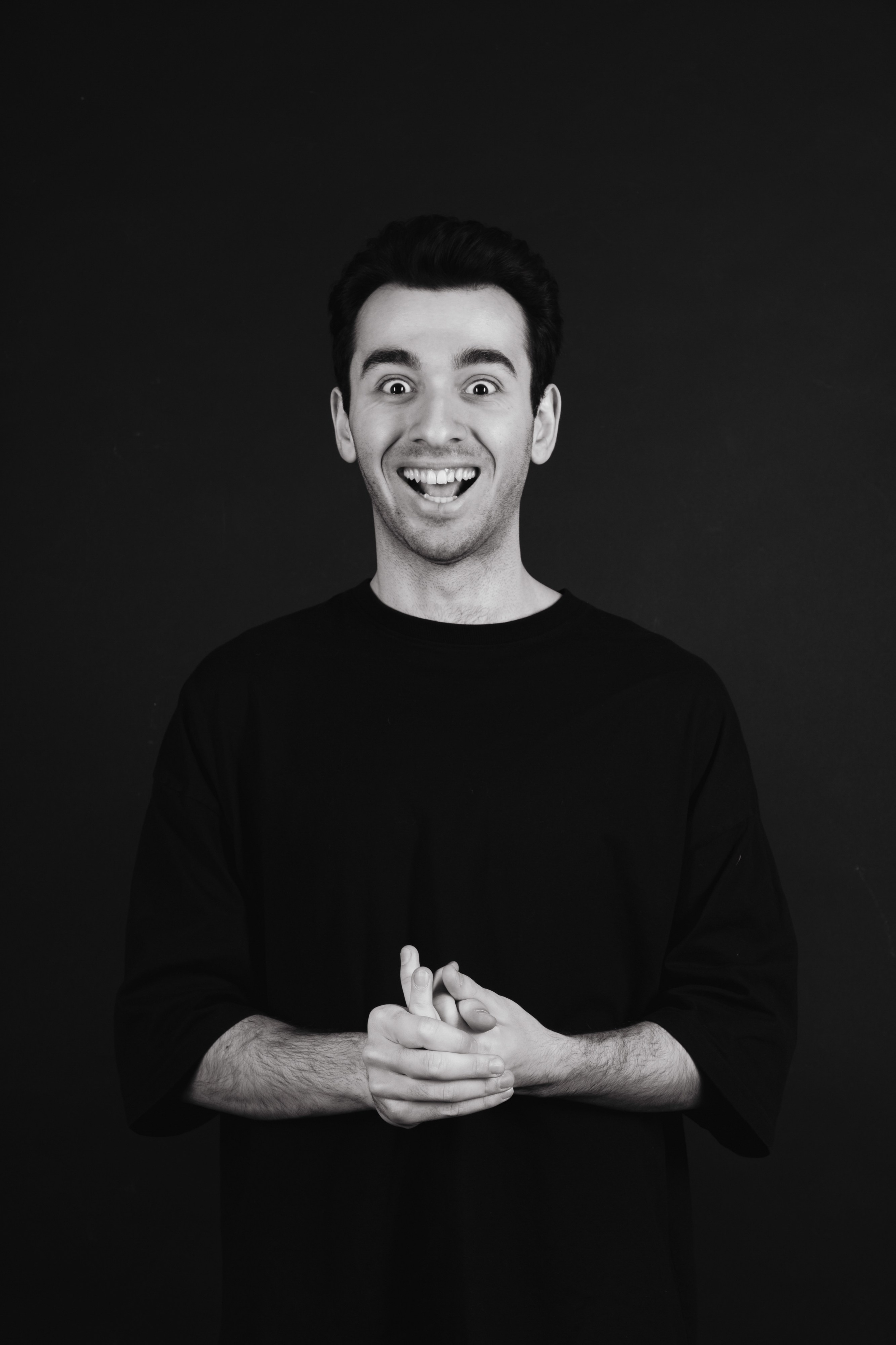 Эмоции. Краска и красные нити. Мари — фотограф и видеограф из Москвы