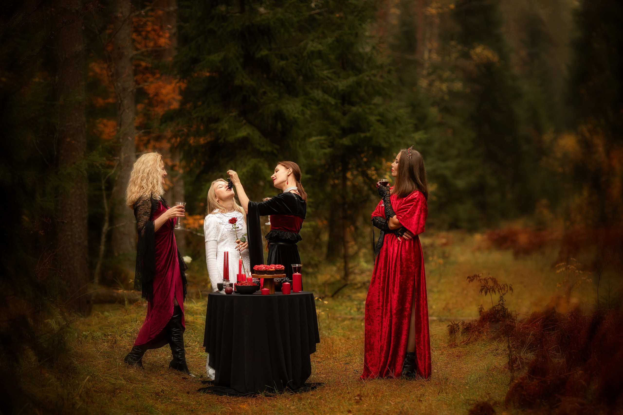 Фотопроект «Вампиры» — тёмная эстетика, осень и красный свет. Фотограф Анна Грошикова — авторская съёмка на рассвете и закате в Москве, Мытищах, Солнечногорске и Московской области