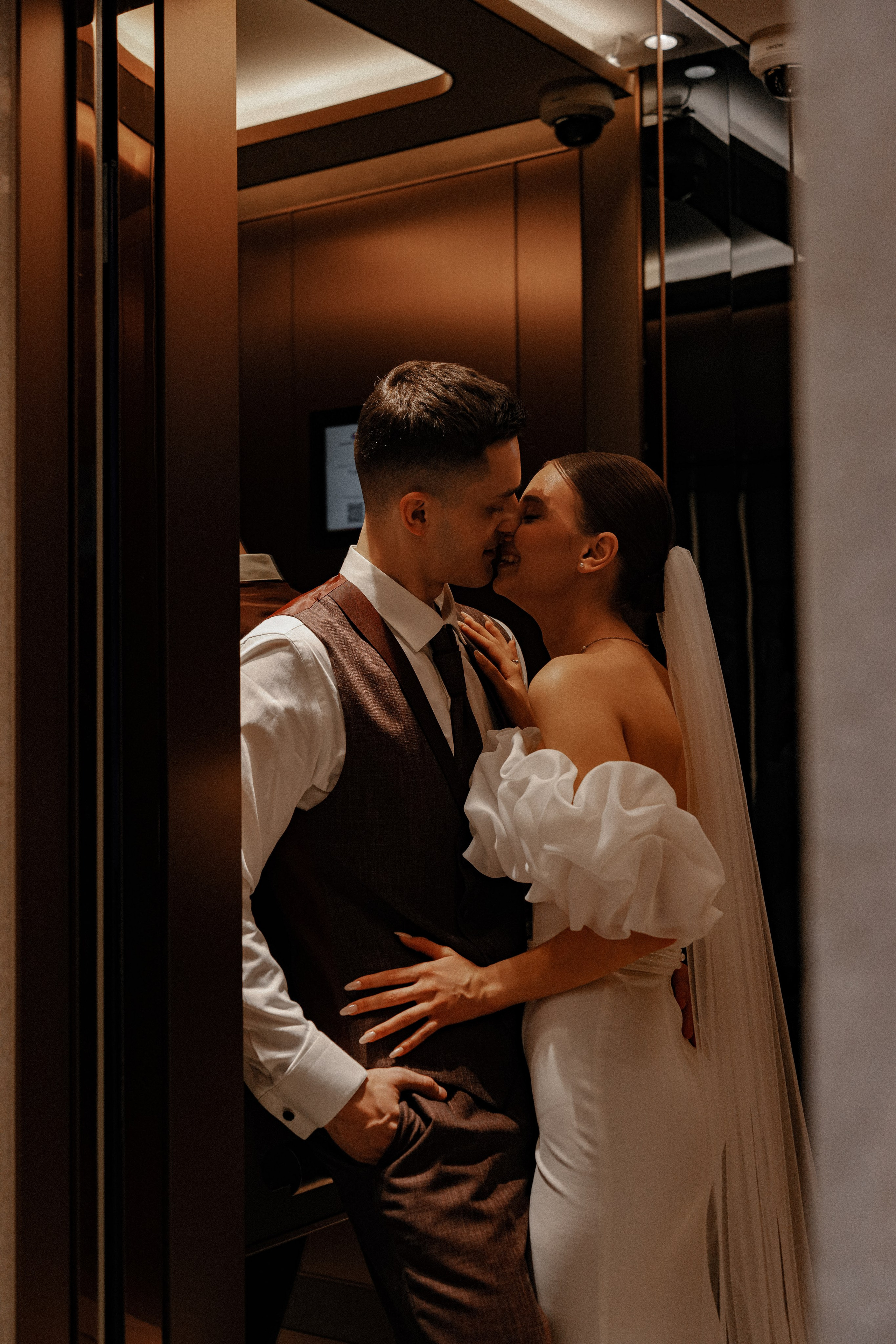 Свадебная фотосессия в Бутырском ЗАГС (Дворец Бракосочетания № 4) и прогулка в отеле Solux (Солюкс)