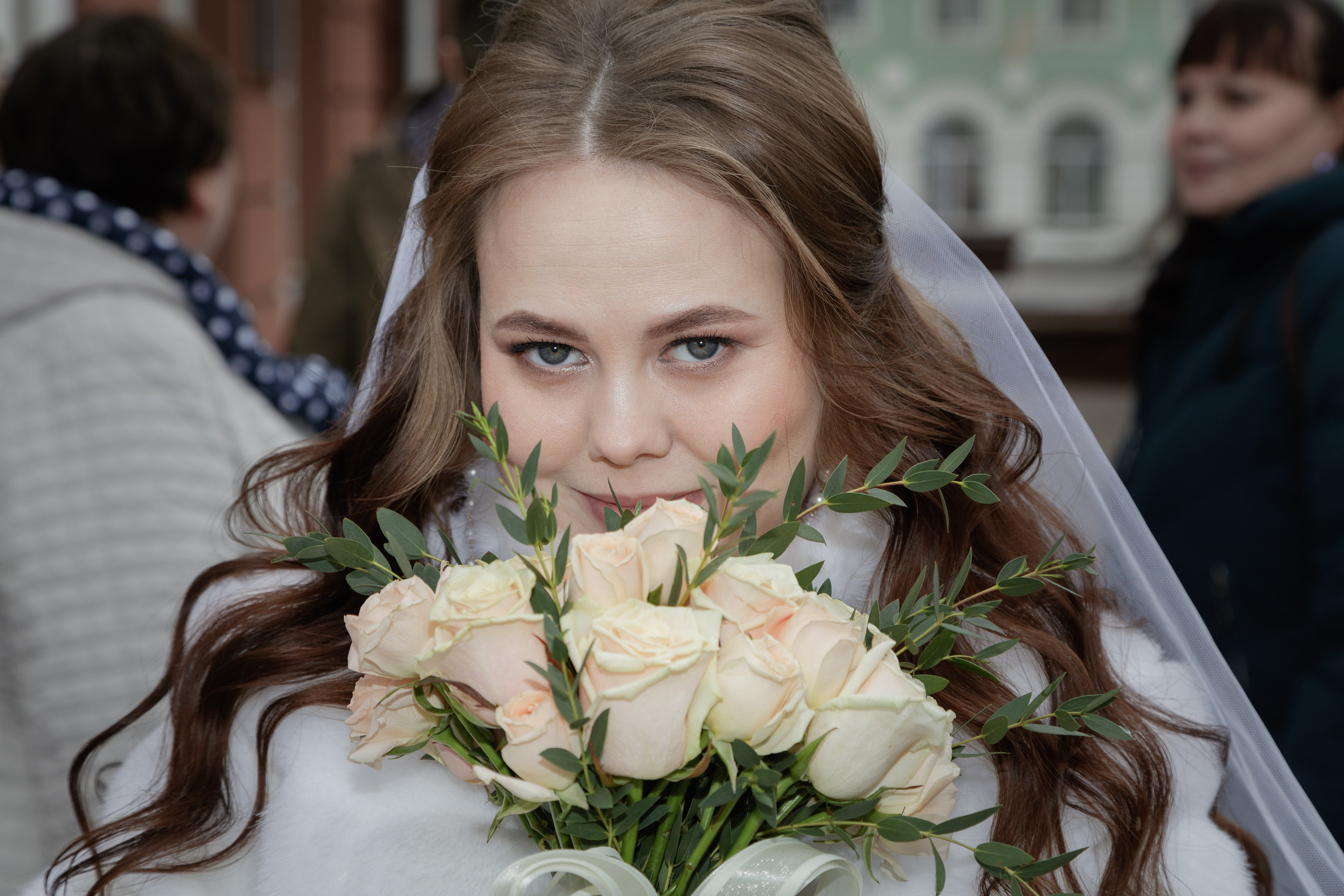 Невеста с букетом из белых роз