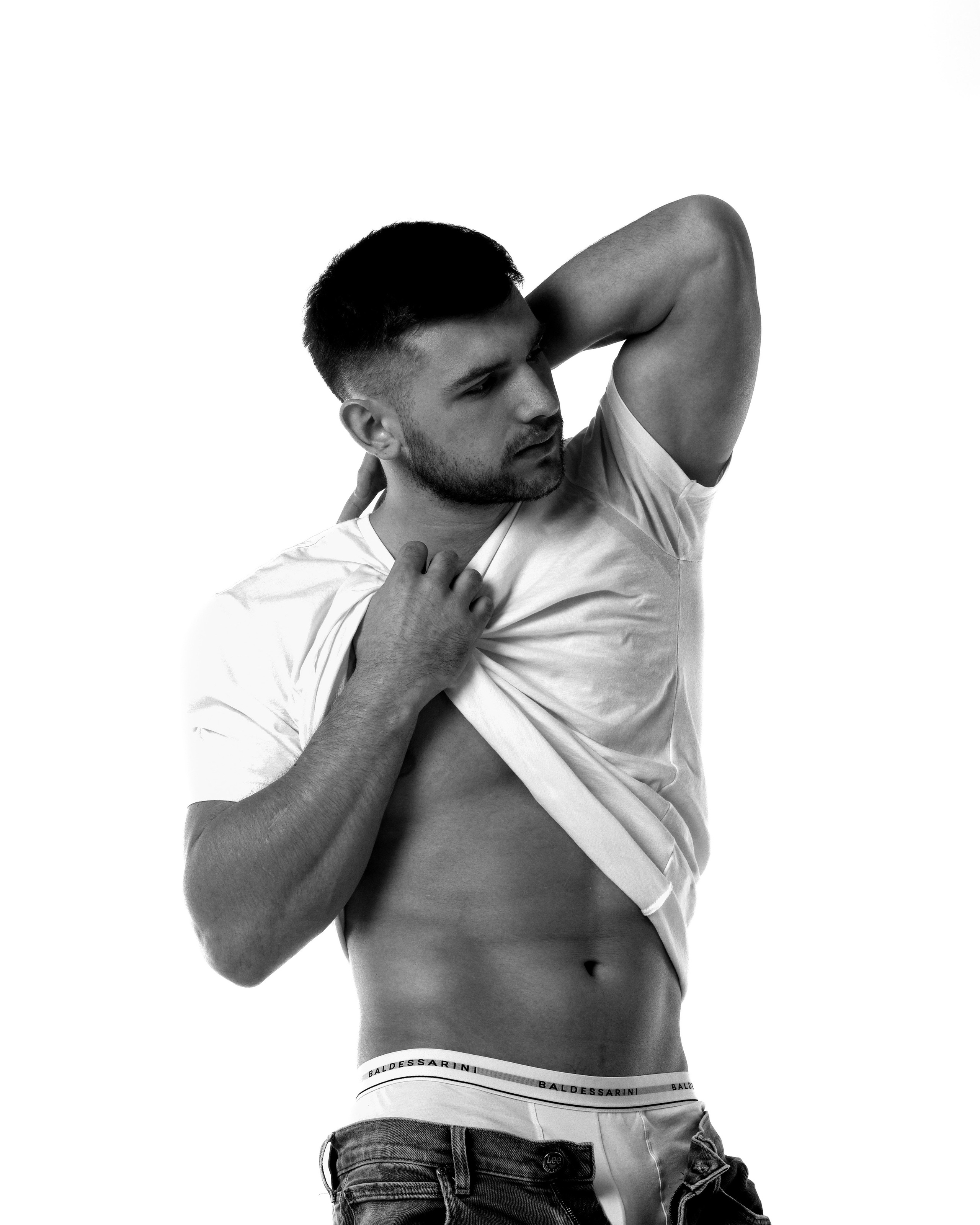 Чёрно-белая фотосессия мужчины, контрастный портрет, фотограф Айси Клусова, обработка Айси Клусова