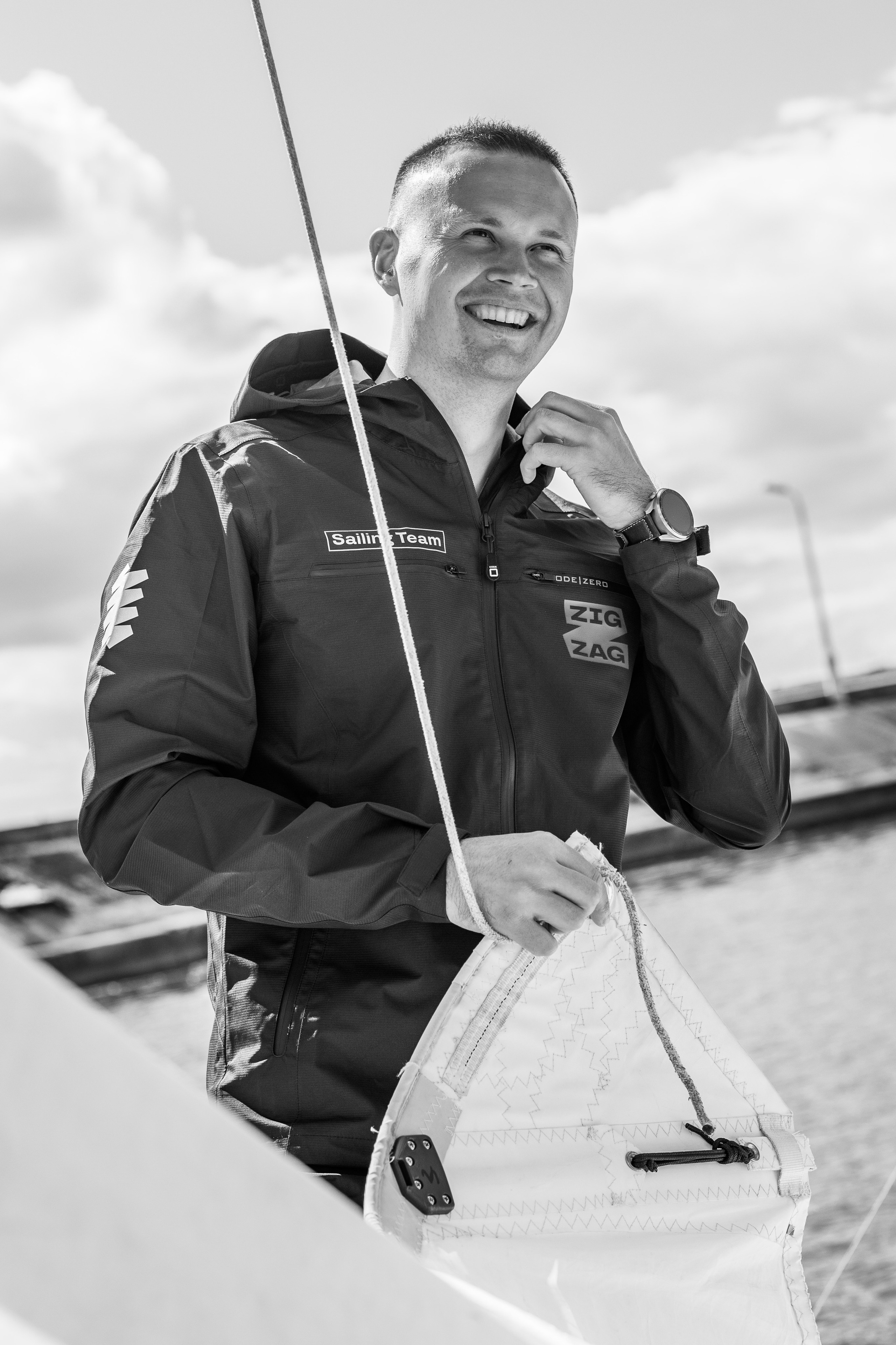 Шкипер парусного клуба Денис Катаев. Черно-белый портрет крупным планом.