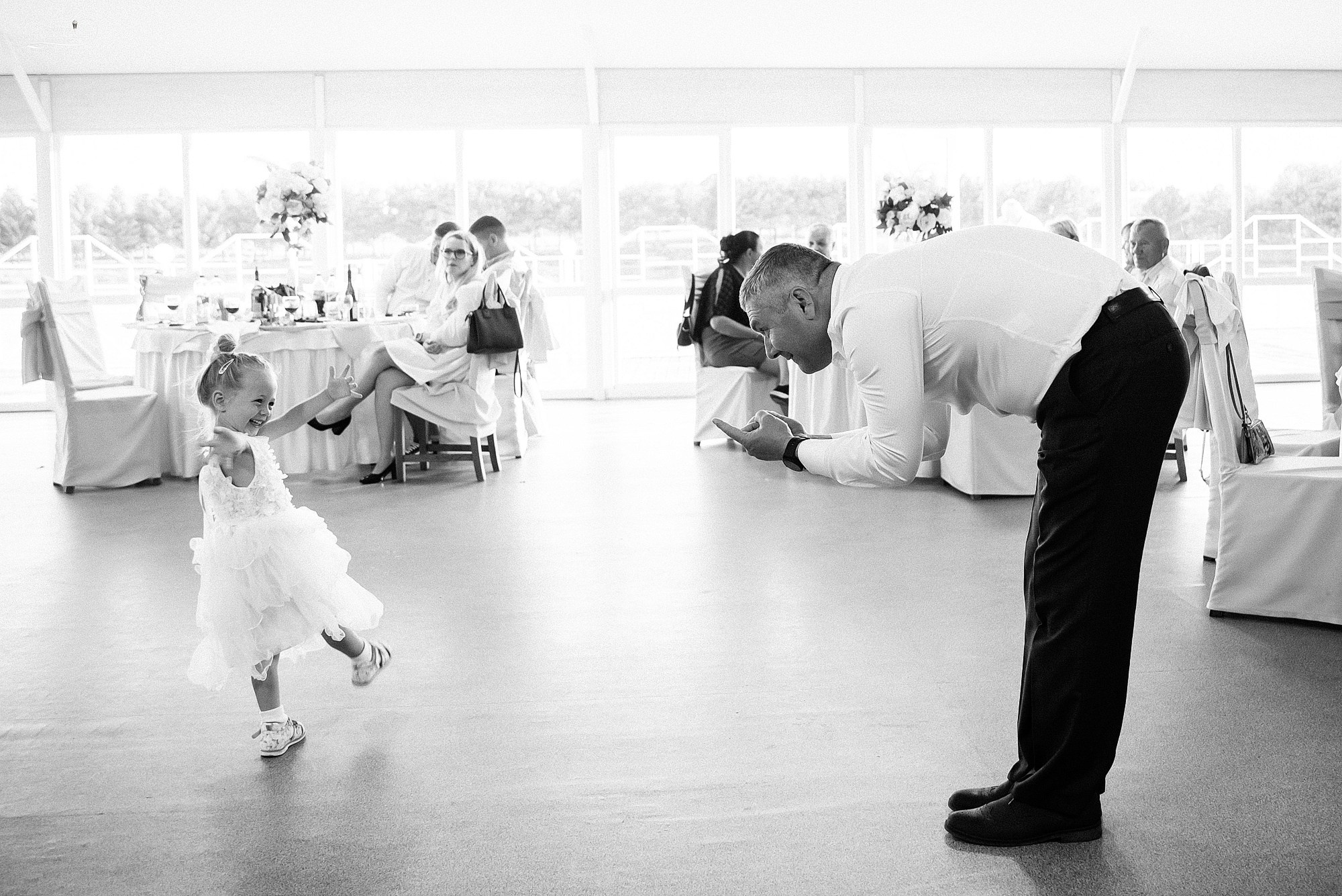 маленькая девочка танцует на свадьбе