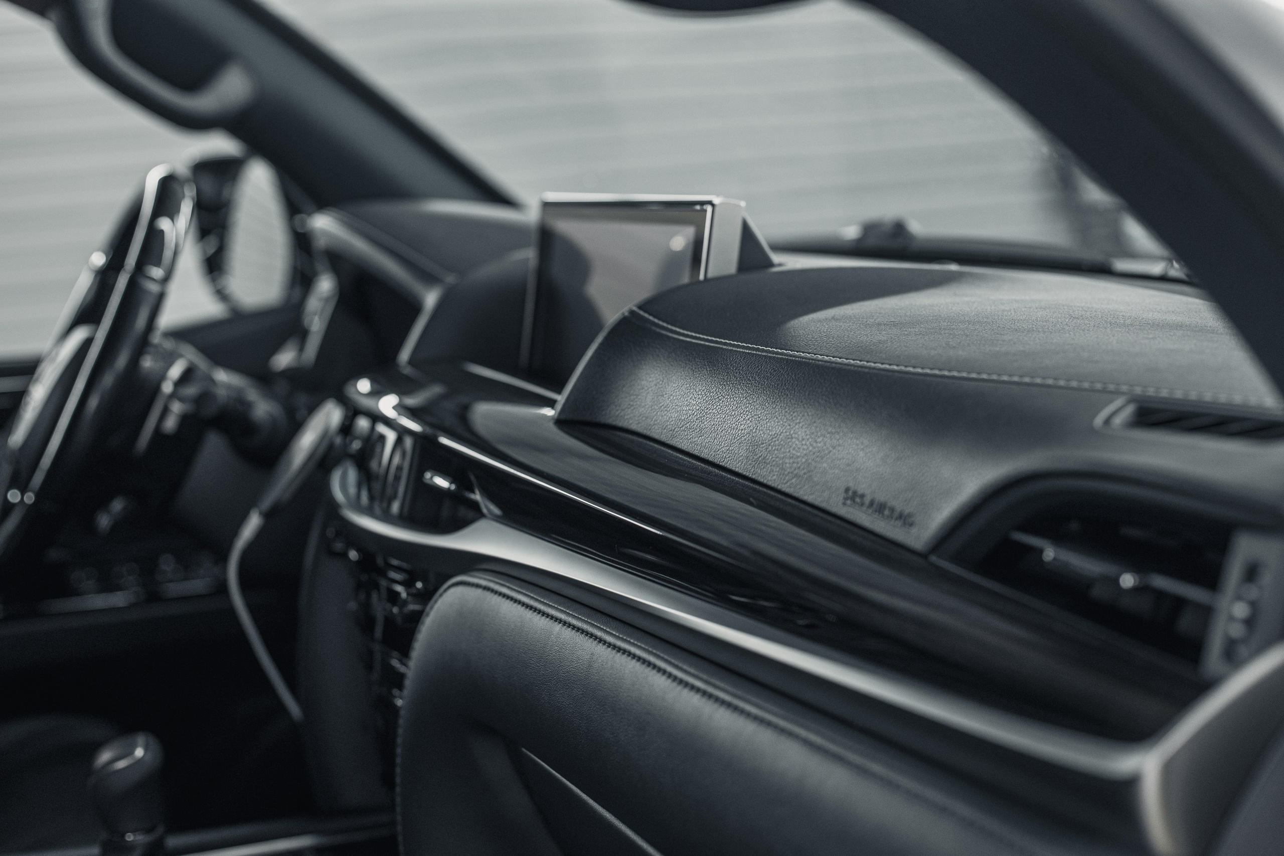 Интерьер Lexus LX 570, кожаный салон премиум-класса и центральная мультимедийная панель