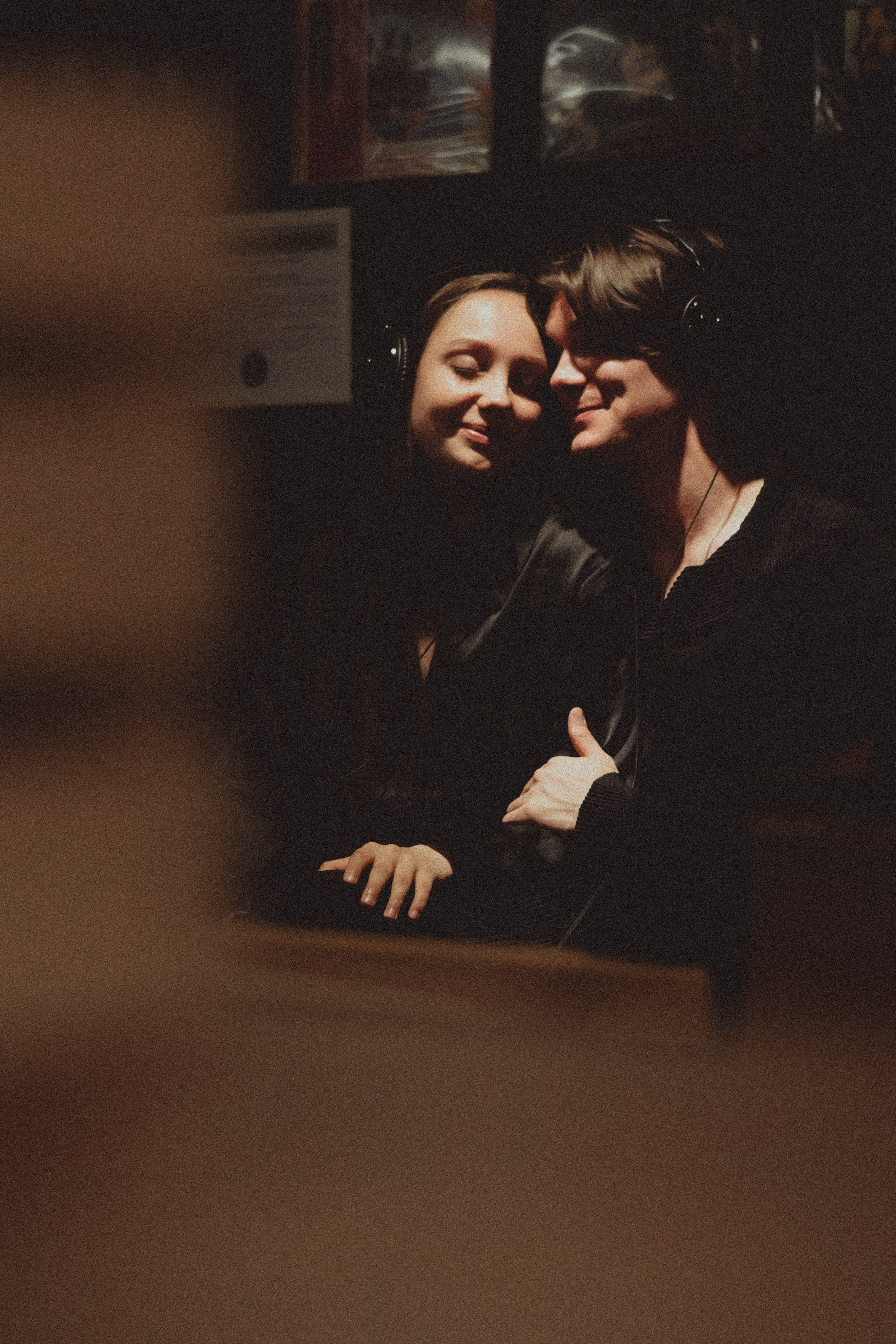 Парная ретро фотосессия в магазине с виниловыми пластинками