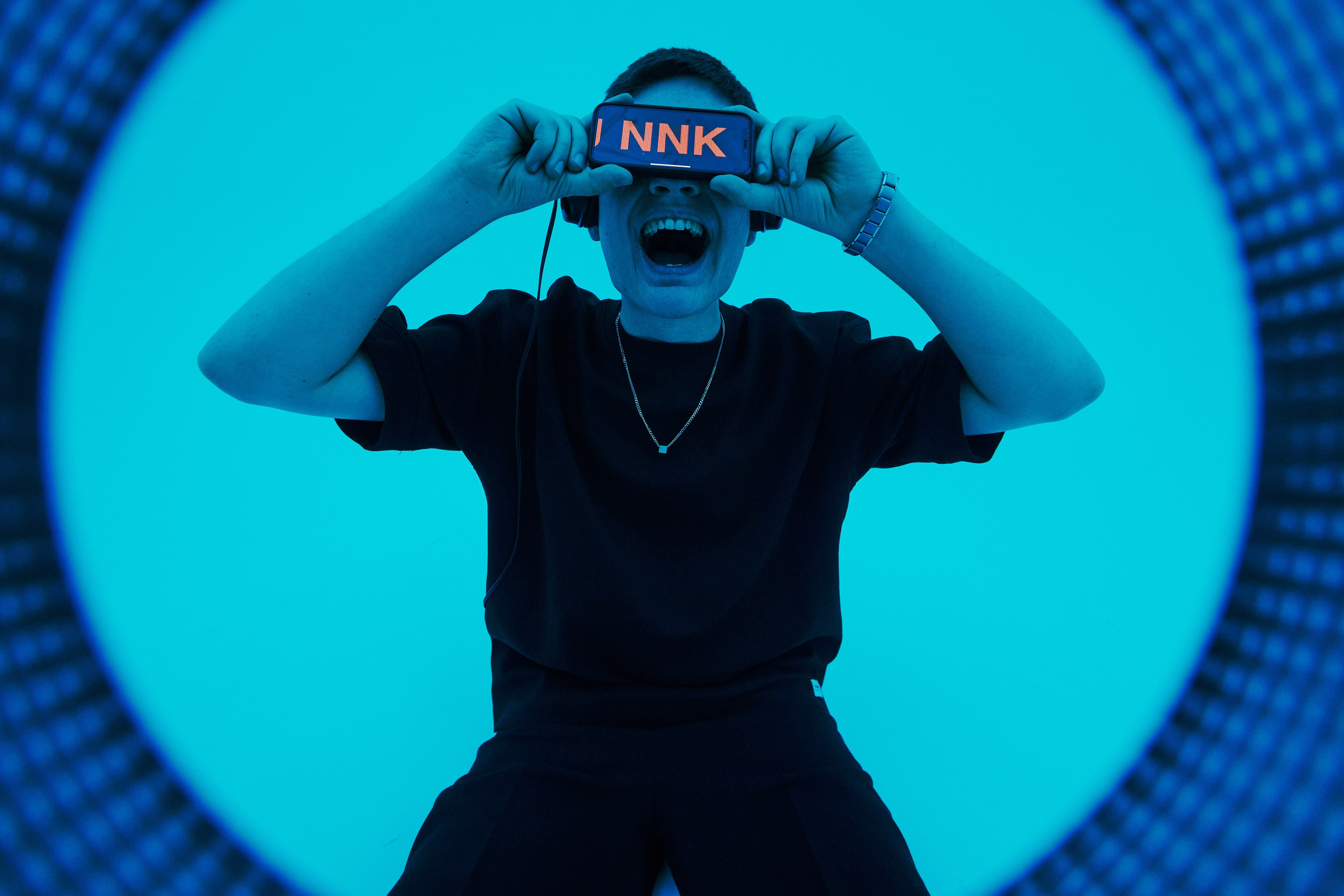 Креативная студийная фотосессия диджея NNK: яркий стиль и эмоции. Дмитрий Мазуркевич: Профессиональный Репортажный Фотограф