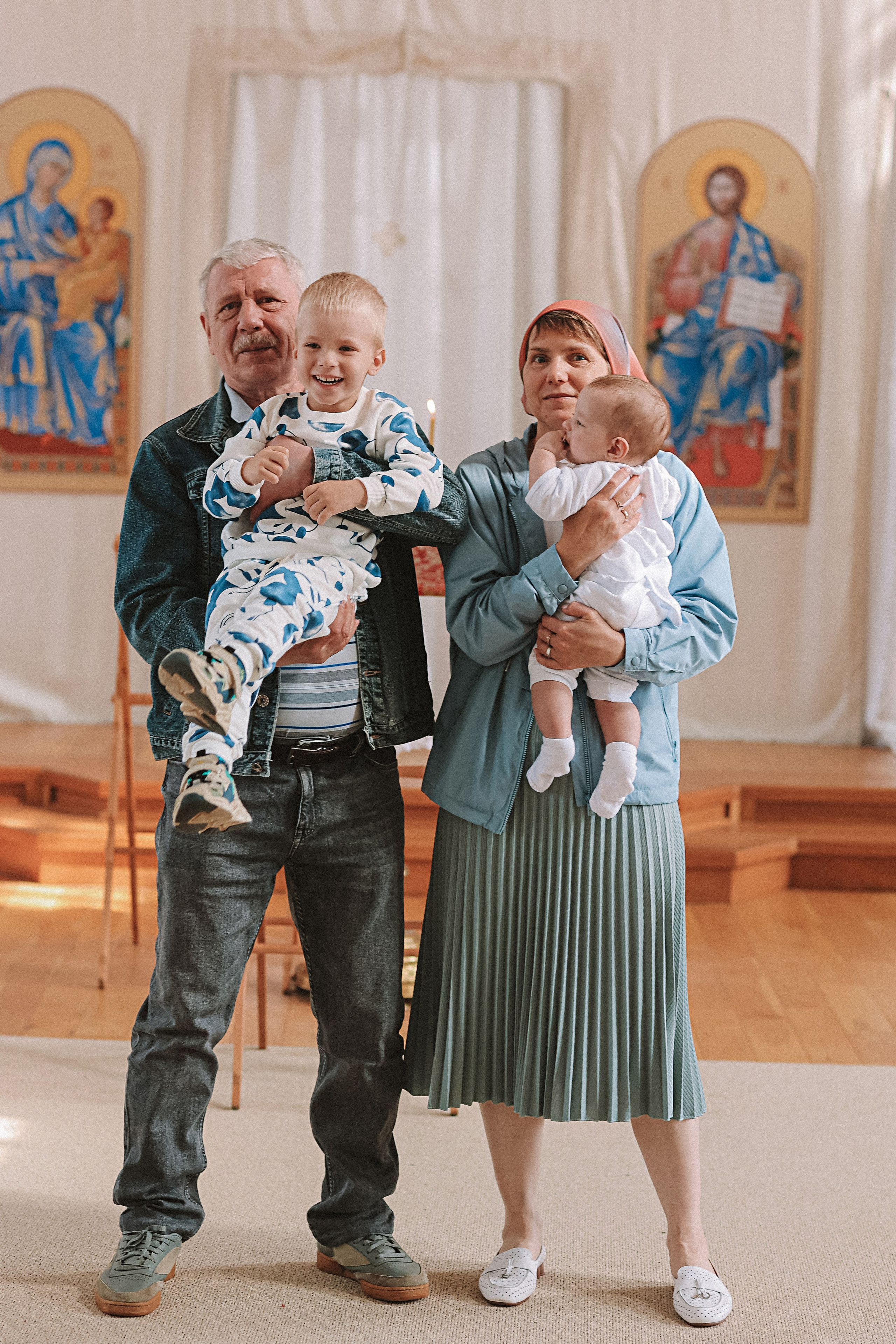 Крещение церковь около моста влюбленных. Семейный фотограф Тюмень, фотограф на роды Салмина Мария