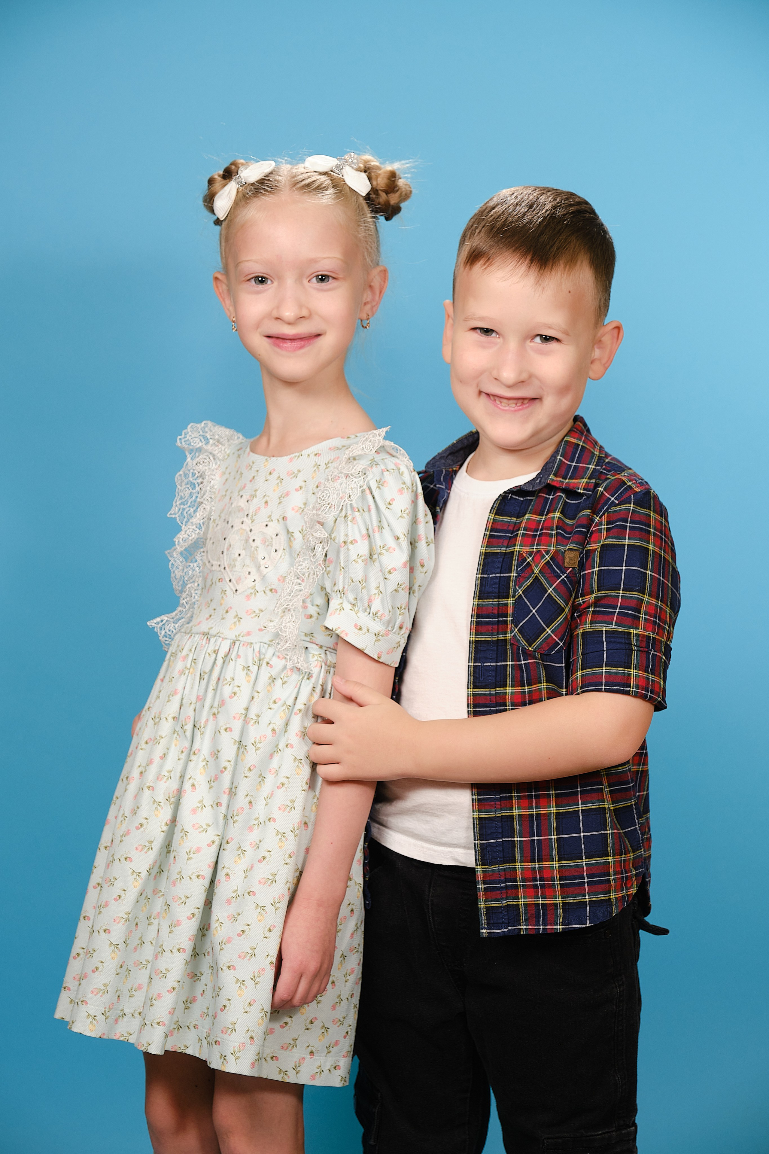 мальчик держит девочку за руку