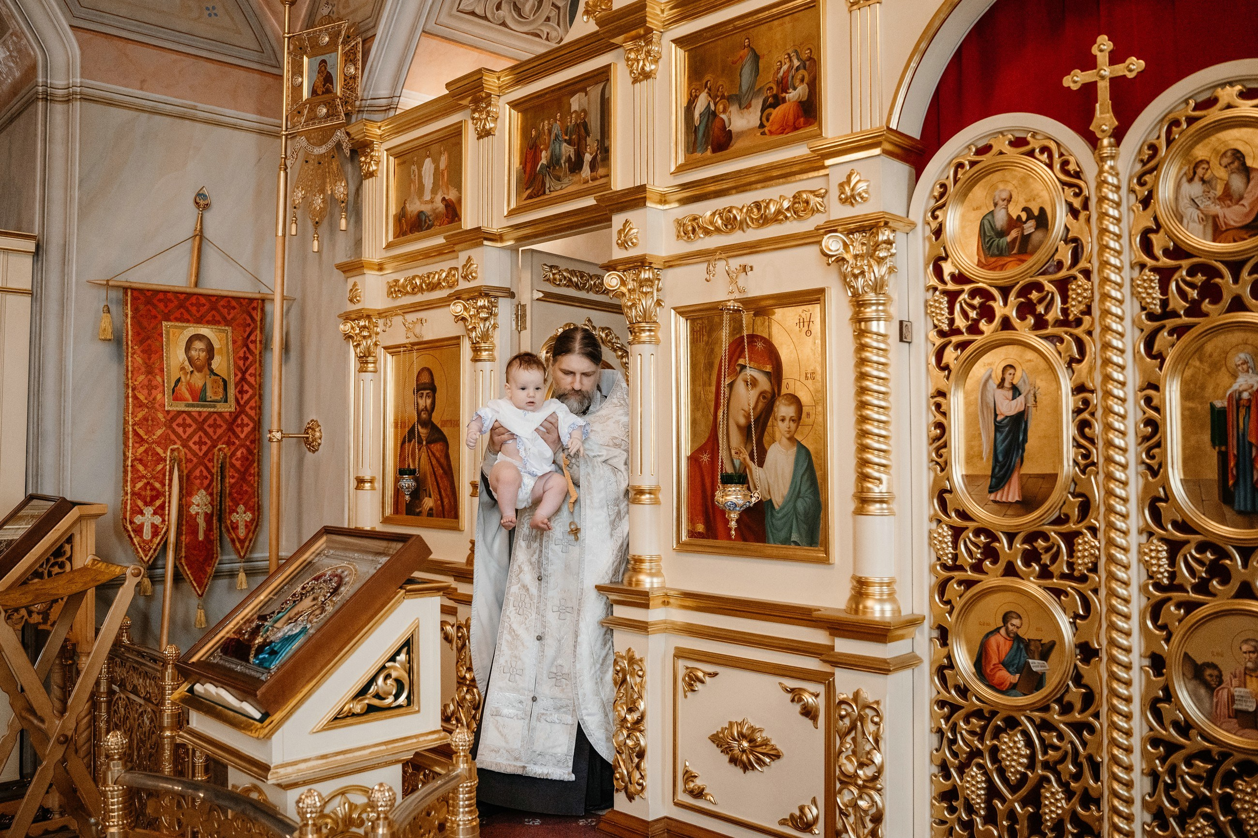 Поздравление с крестинами в церкви.