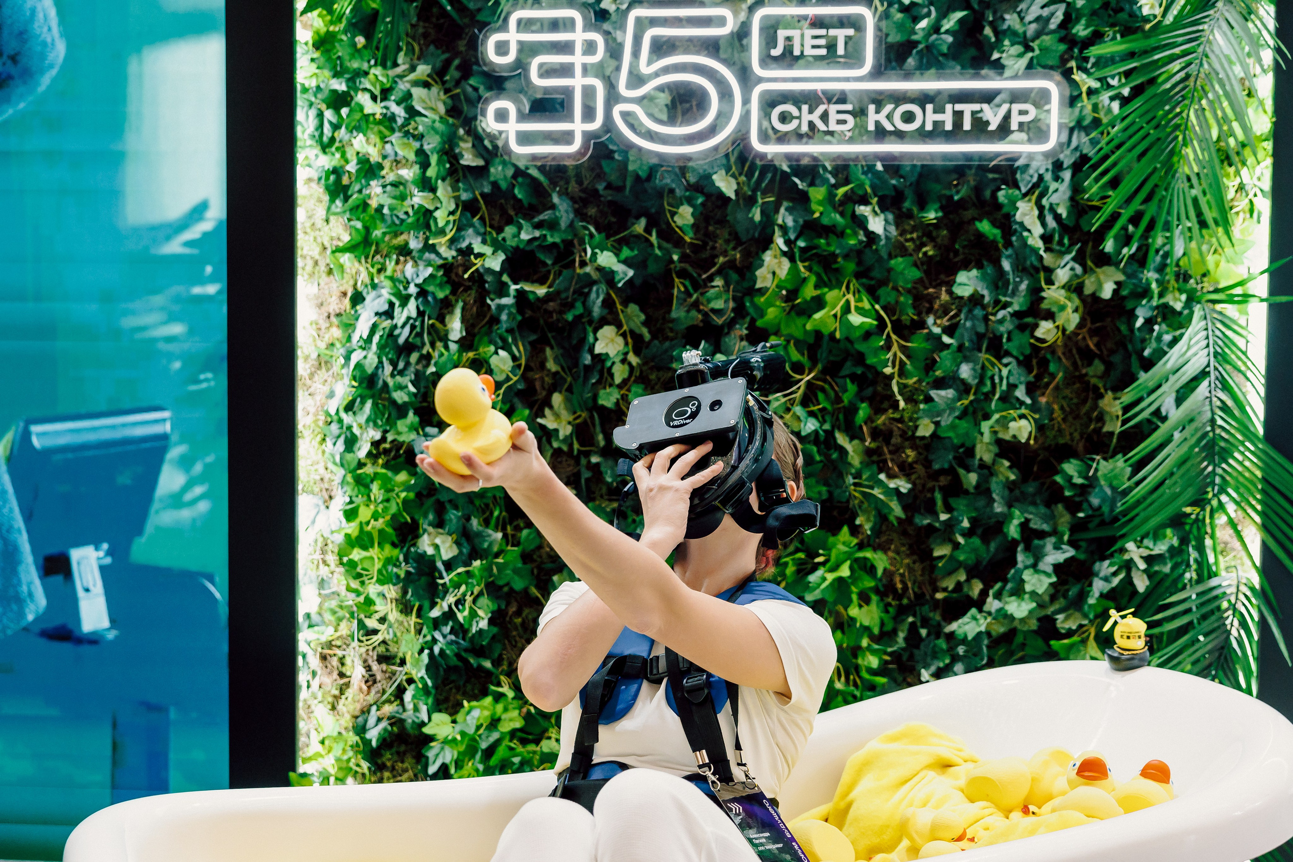 СКБ Контур — Форум будущего — Стенд. Лёшка Варзегов — фотограф