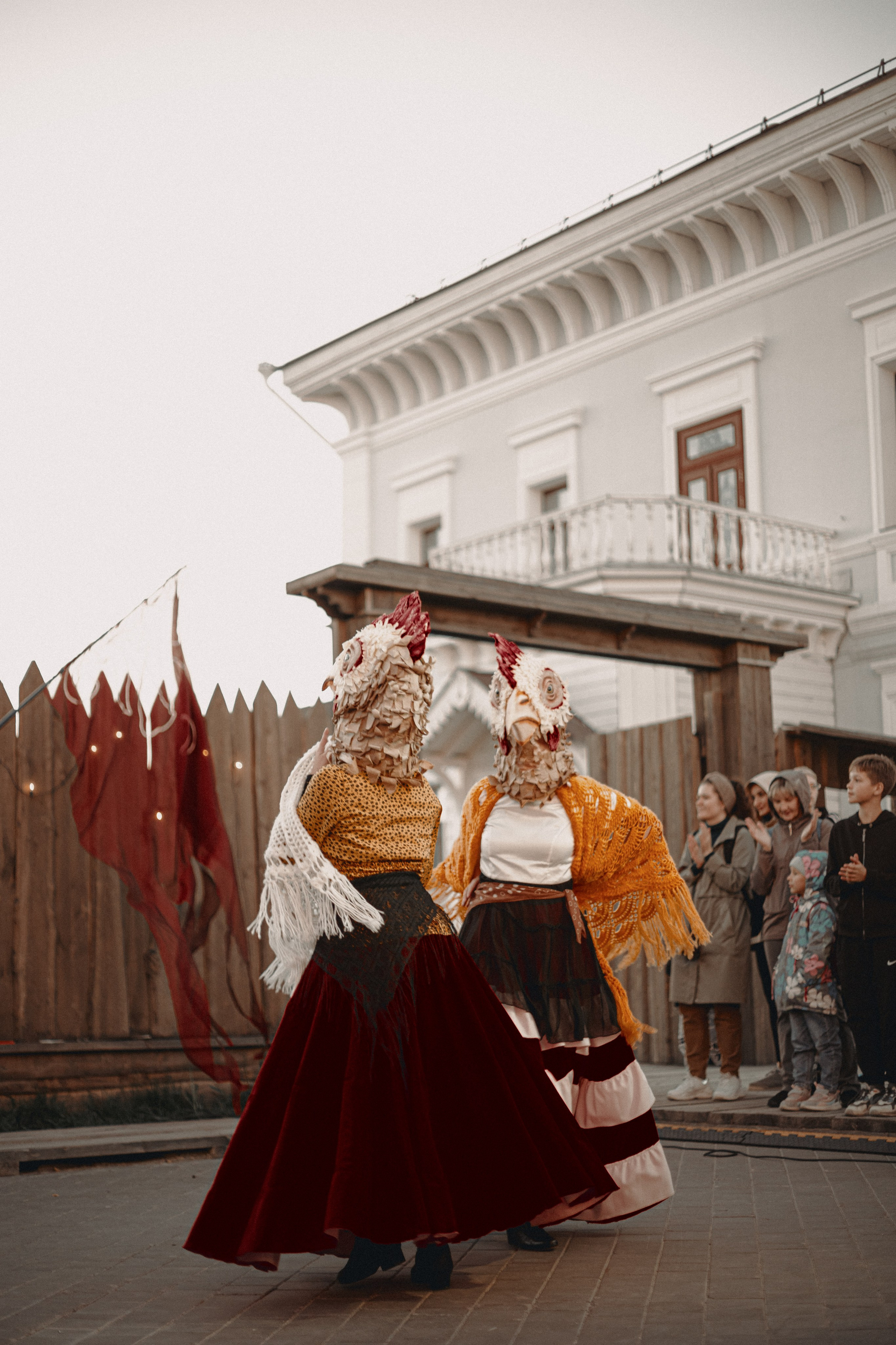 Спектакль «Куриное кабаре» от Свободного молодежного театра | Тобольск. Арт-фотограф Крис Л. в Тобольске: портрет, семейные, свадьбы