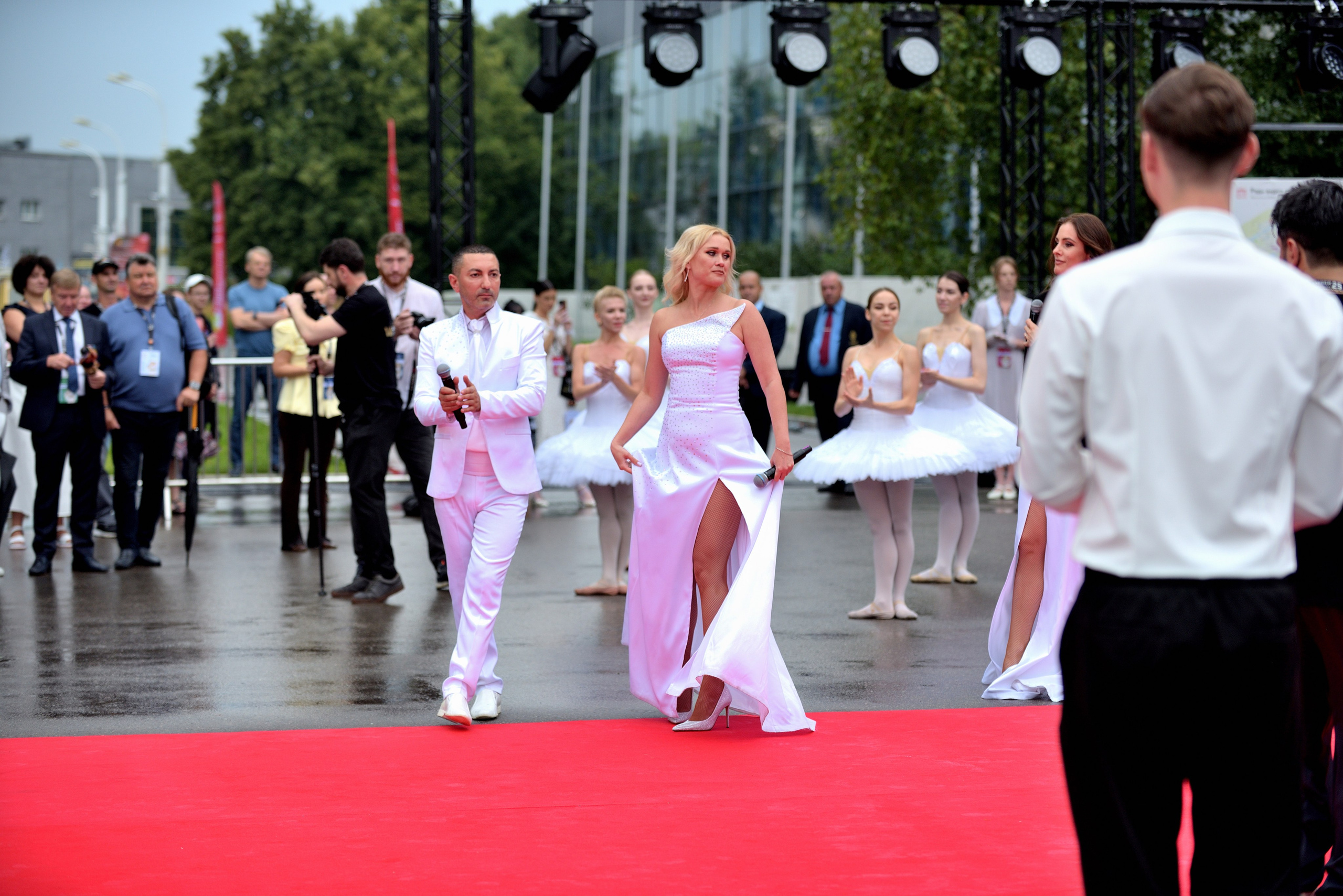 "Певцы поют песни на открытии международного форума Янтаря" в Москве 2025.