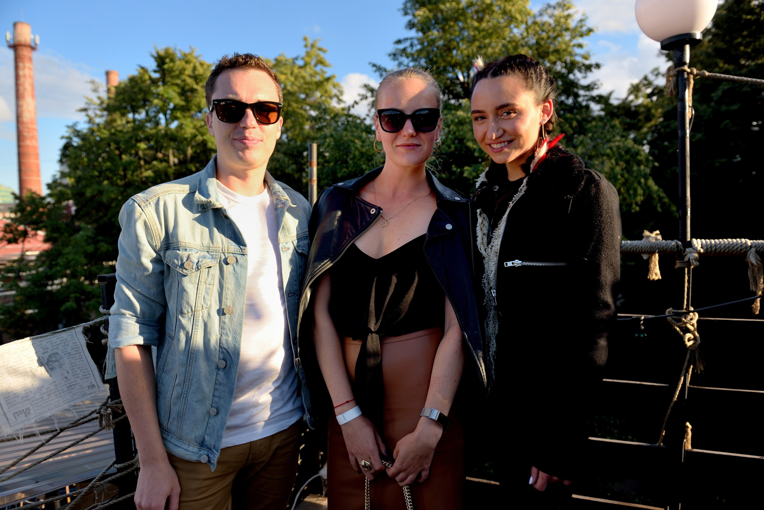 "Люди позируют на корпоративном мероприятии".