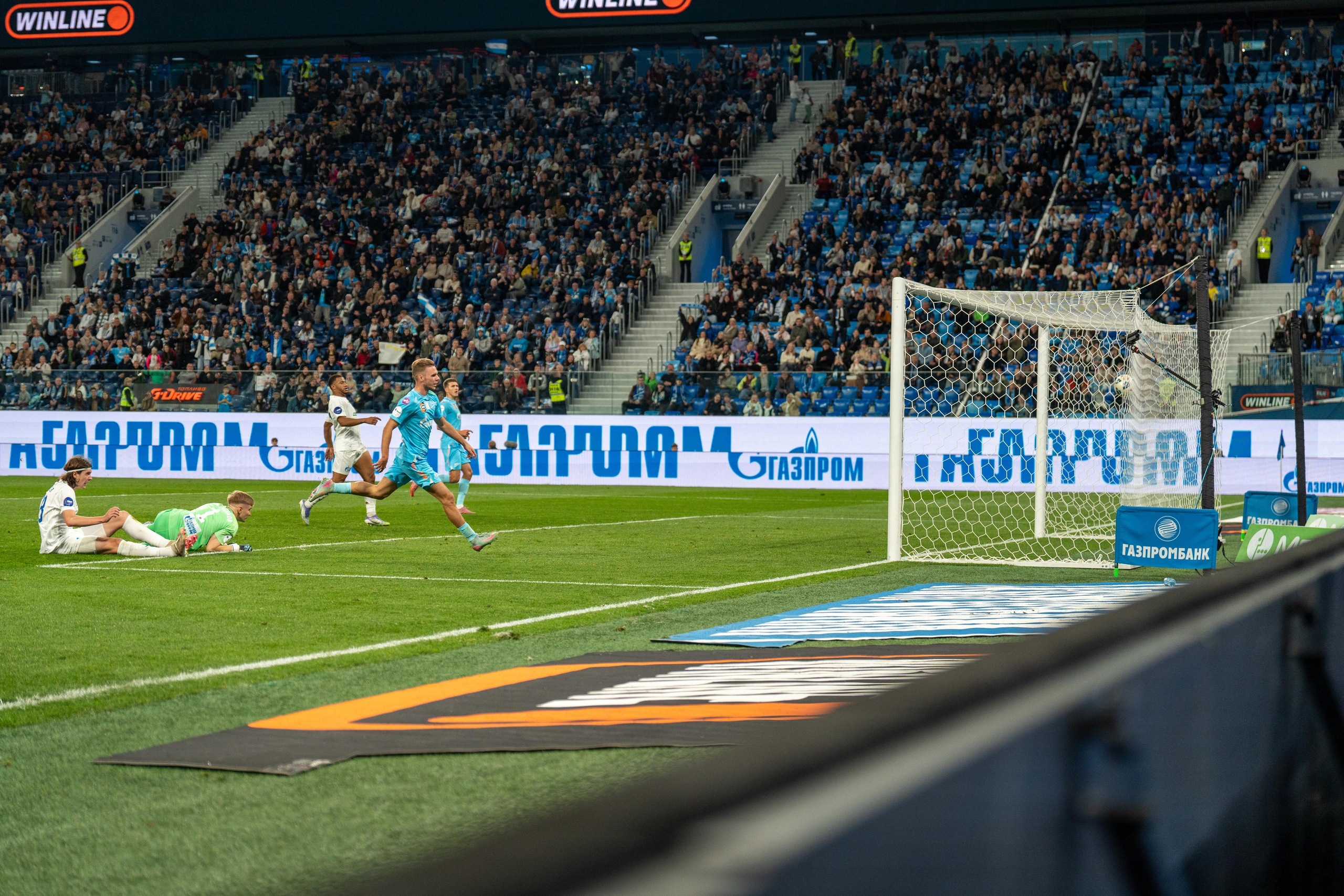 Гол Зенита в ворота Оренбурга на Газпром Арене – репортажная съемка спортивного фотографа из Санкт-Петербурга