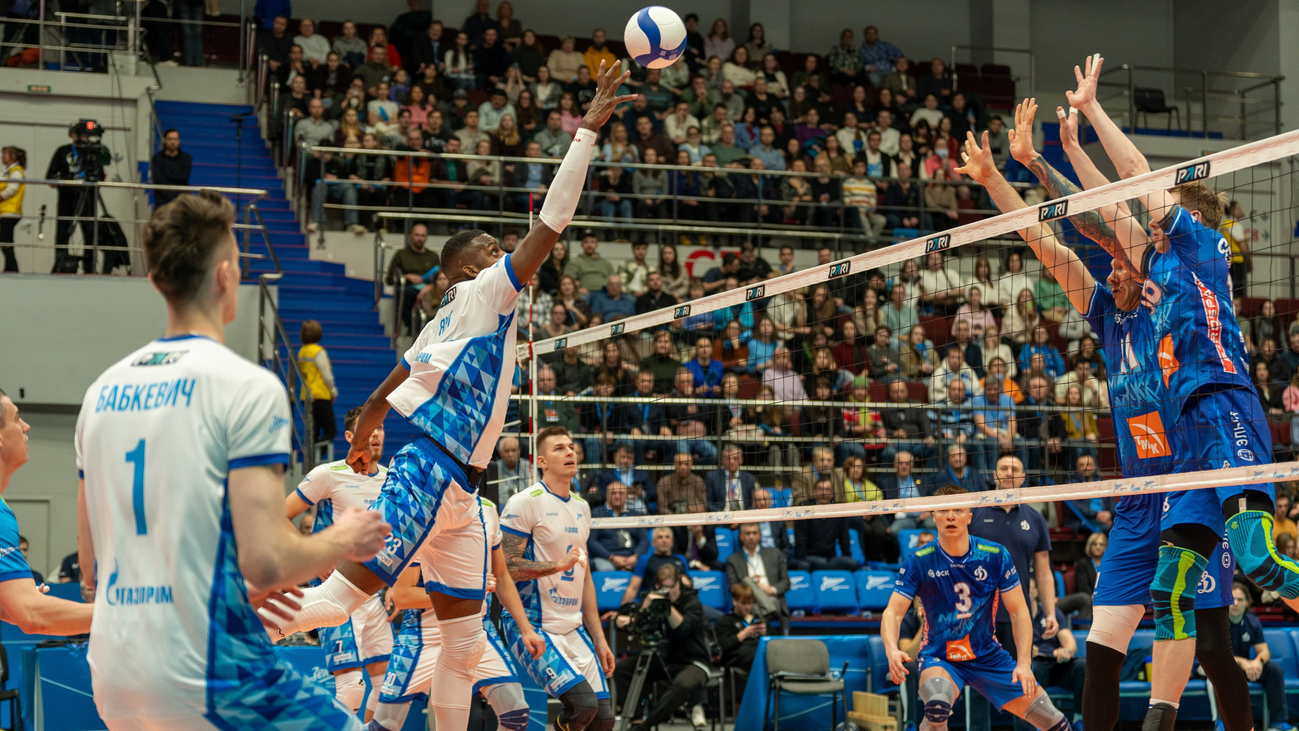 Атака игрока «Динамо» в матче с «Зенитом» — динамика и накал волейбола в СПб глазами репортажного фотографа.