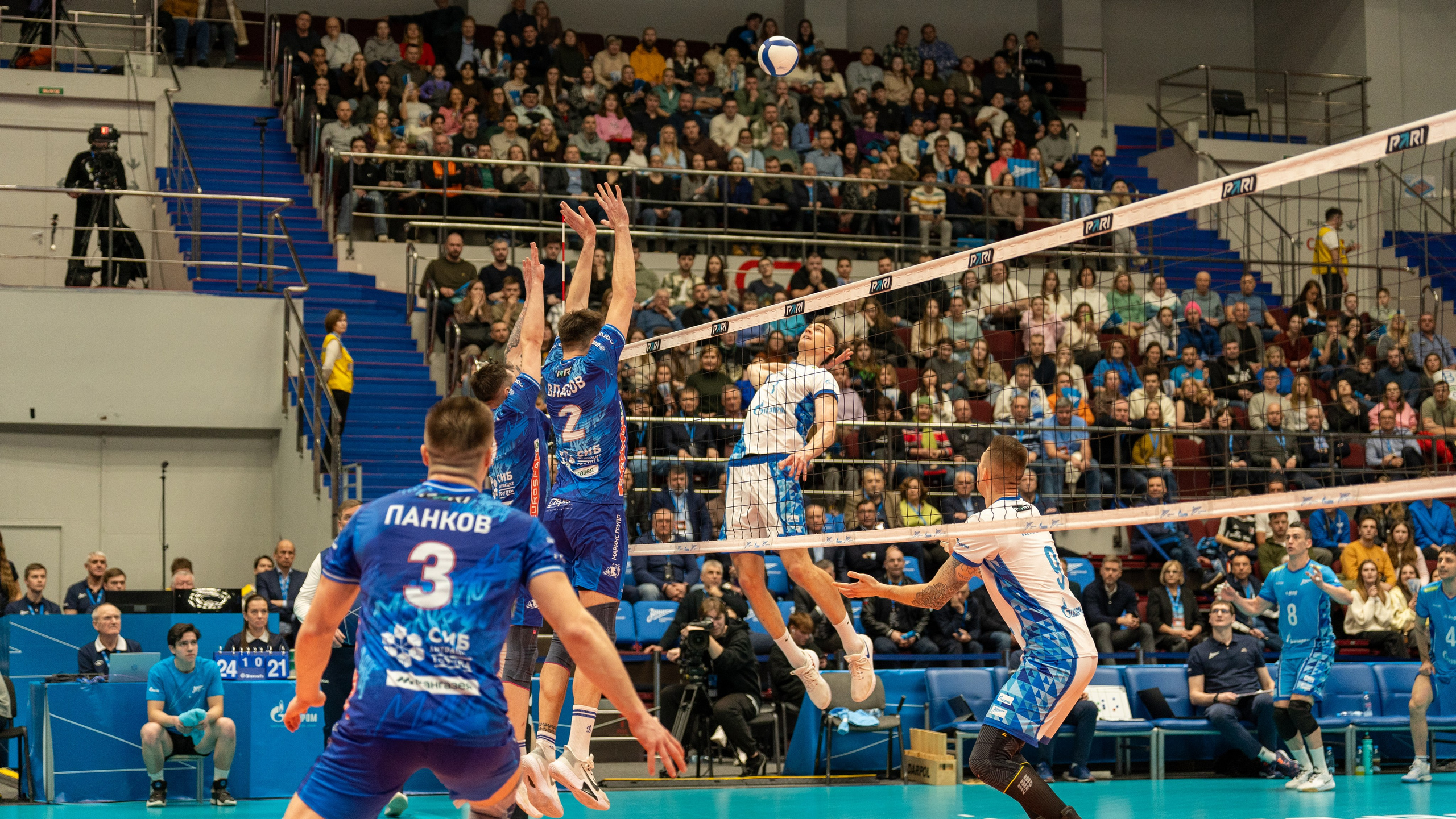 Волейбольная атака «Зенита» в борьбе с блоком «Динамо» — динамичная спортивная фотосъёмка в Санкт-Петербурге, работа репортажного фотографа СПб.