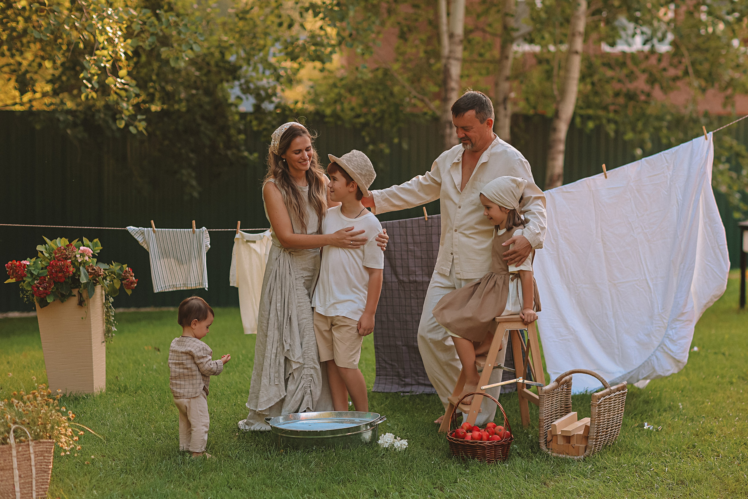 Стирка у дома. Семейный фотограф Тюмень, фотограф на роды Салмина Мария