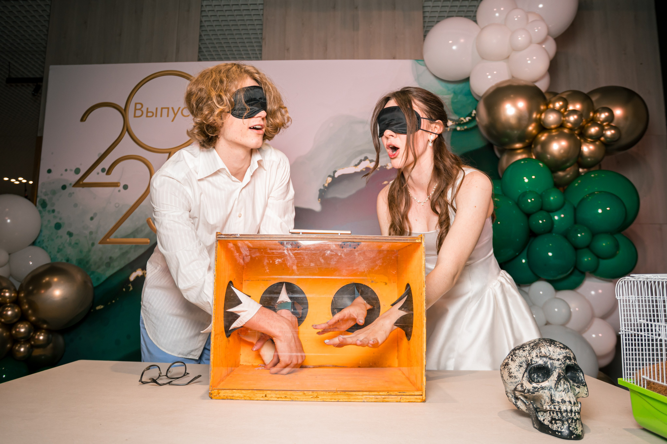 НА МНЕ ЛЕНТА «ВЫПУСКНИК»