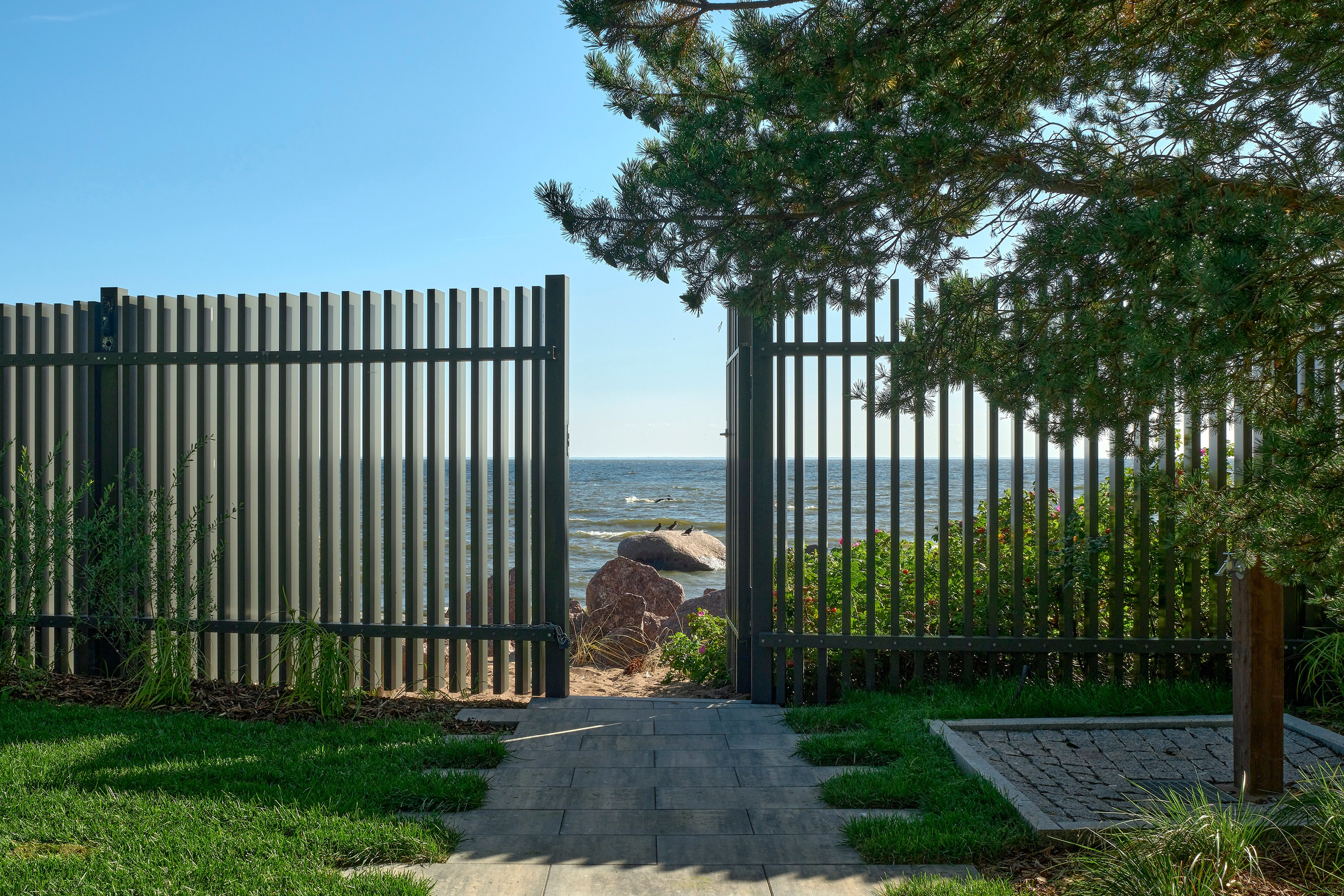 Ландшафтный и интерьерный фотограф Наталья Соловьева. Фотосъемка сада в КП Золотые пески для ландшафтной компании Хвоя | interioto