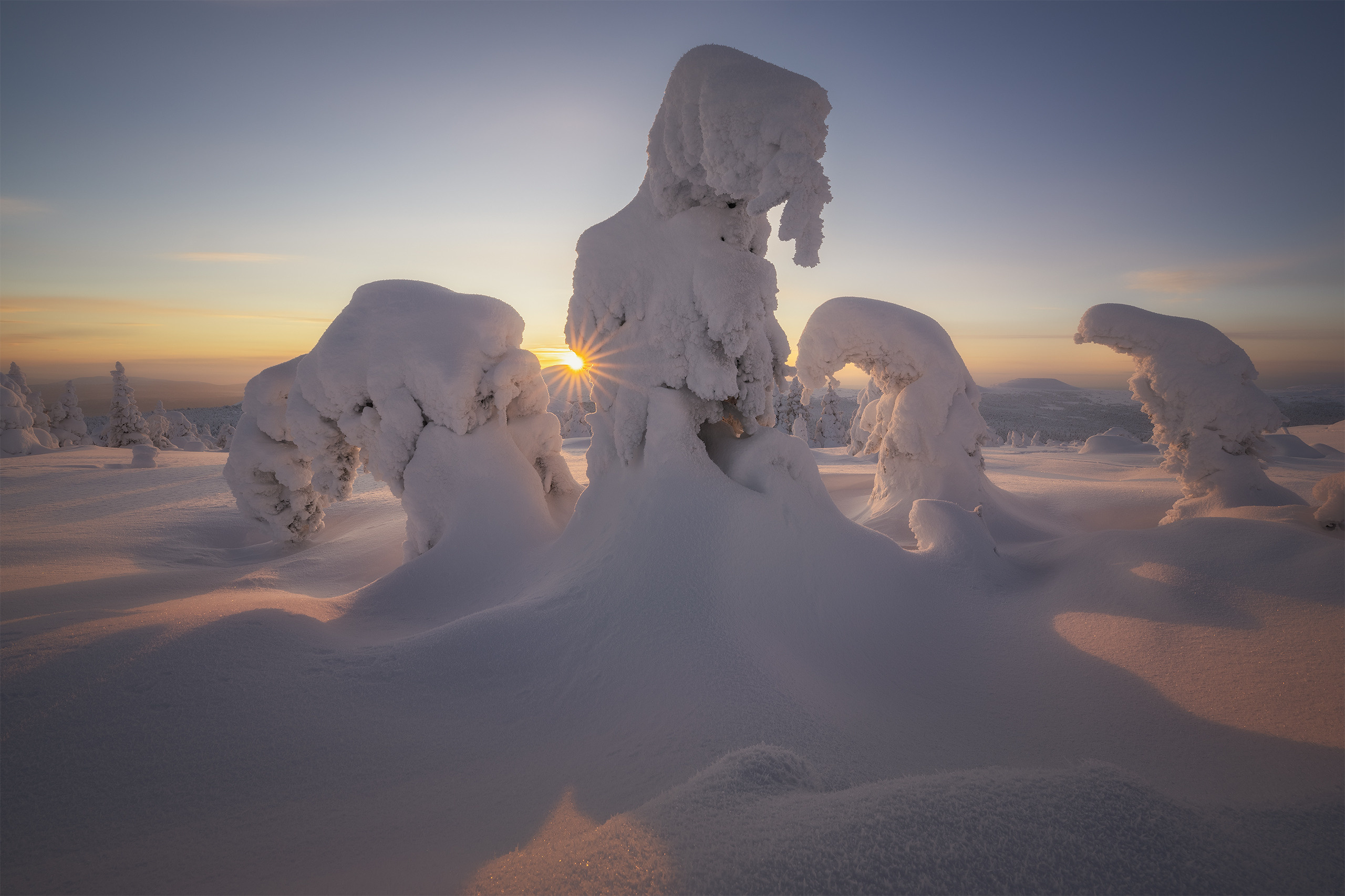 Заходящее солнце за горы Главного Уральского хребта