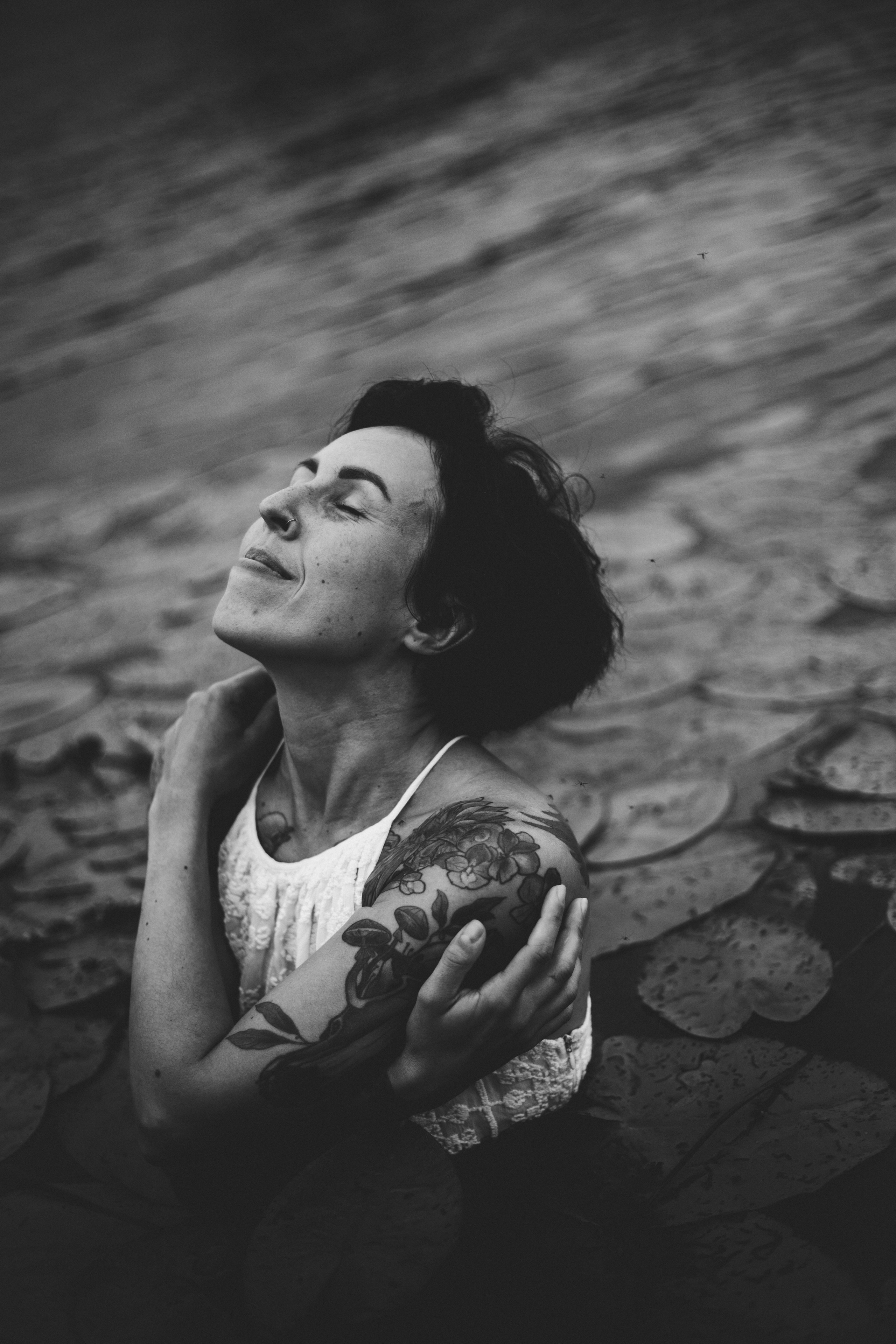 Есенин у реки. Фотограф в Нижнем Новгороде