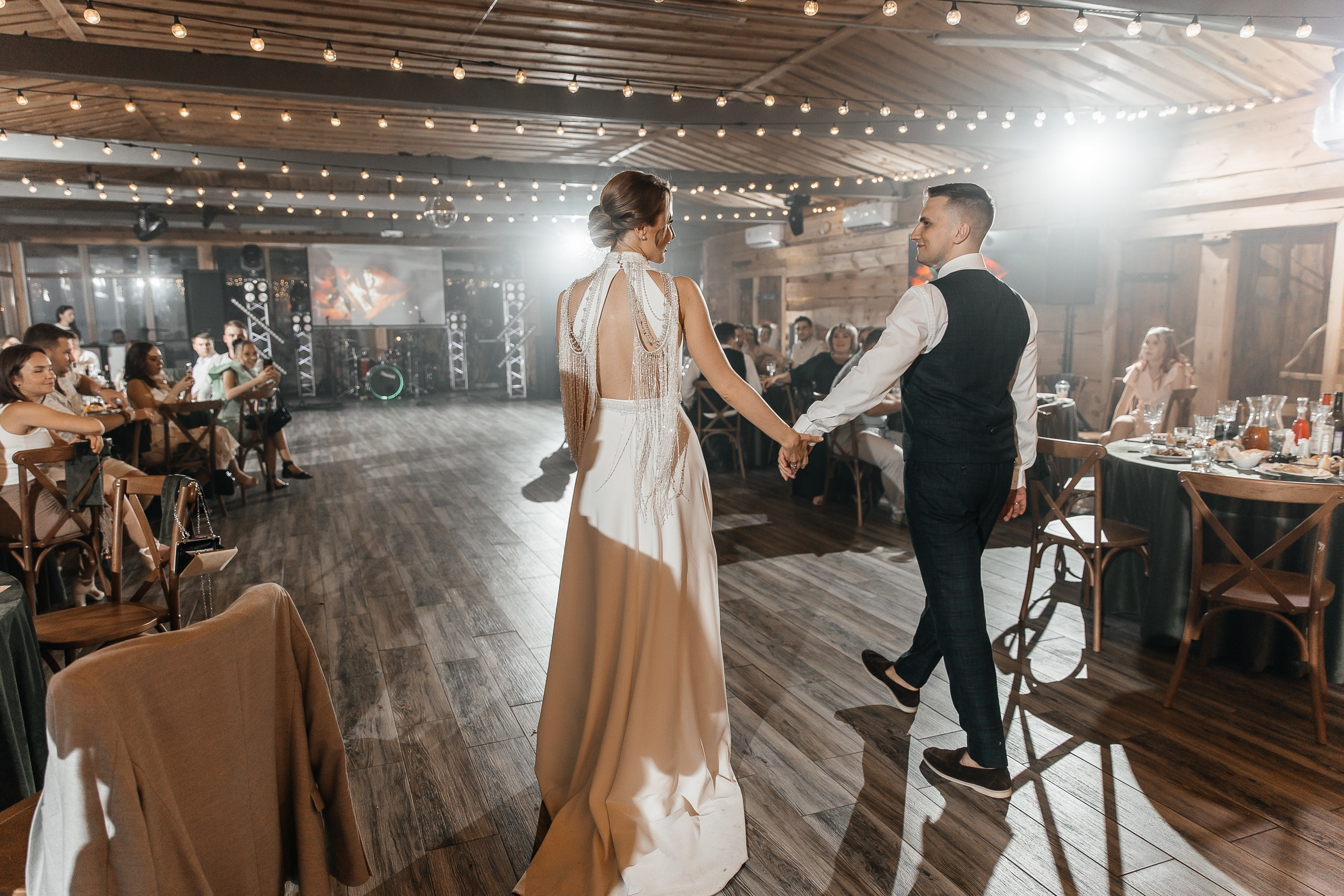 Здравствуйте! Я&nbsp;свадебный фотограф из&nbsp;Ульяновска, работаю в&nbsp;том числе по&nbsp;всей России и&nbsp;с&nbsp;выездом за&nbsp;границу. Снимаю свадьбы, lovestory, корпоративы, светский репортаж. Провожу обучение по&nbsp;фотографии, мастер-классы и&nbsp;воркшопы для других фотографов.