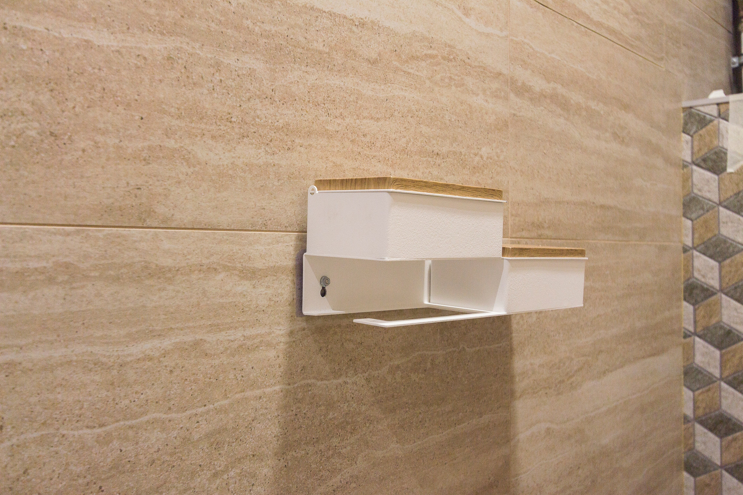 Держатель для туалетной бумаги, с полочками, деревяными крышками