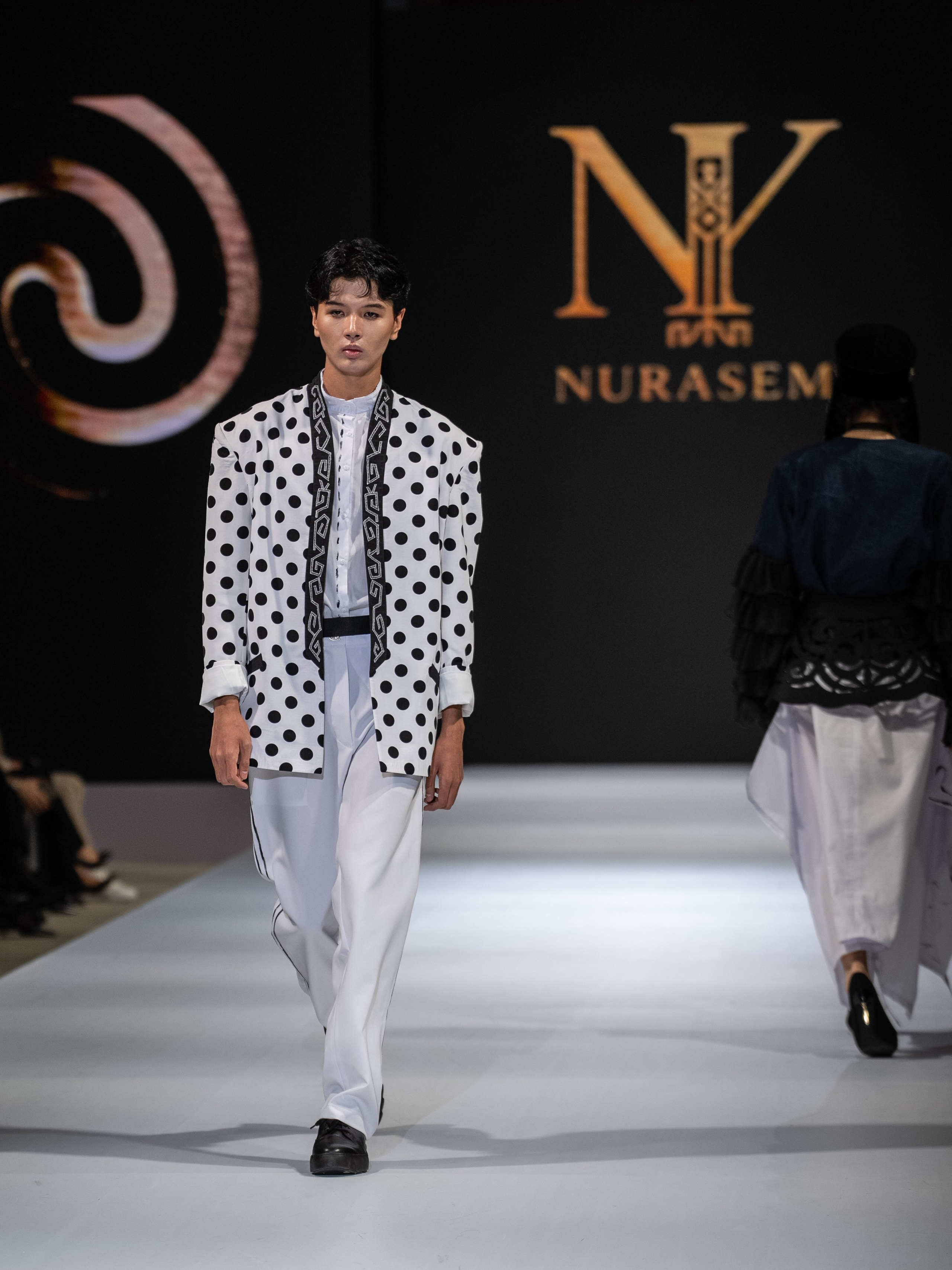 EURASIAN FASHION WEEK Nurasem. Сайт Алматинского НЮ АРТ, будуар и фэшн фотографа Дениса Карпенко