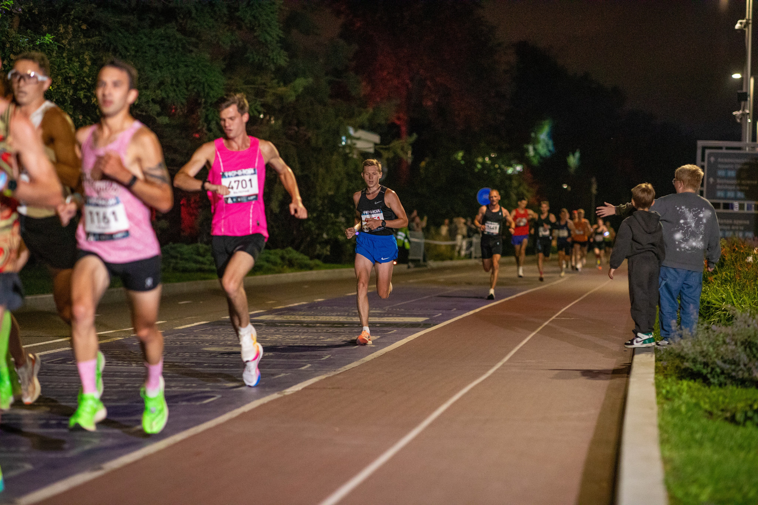 Ночной забег в ленте фотографий бегунов 03.08.24. Фотограф Сергей Ловкий