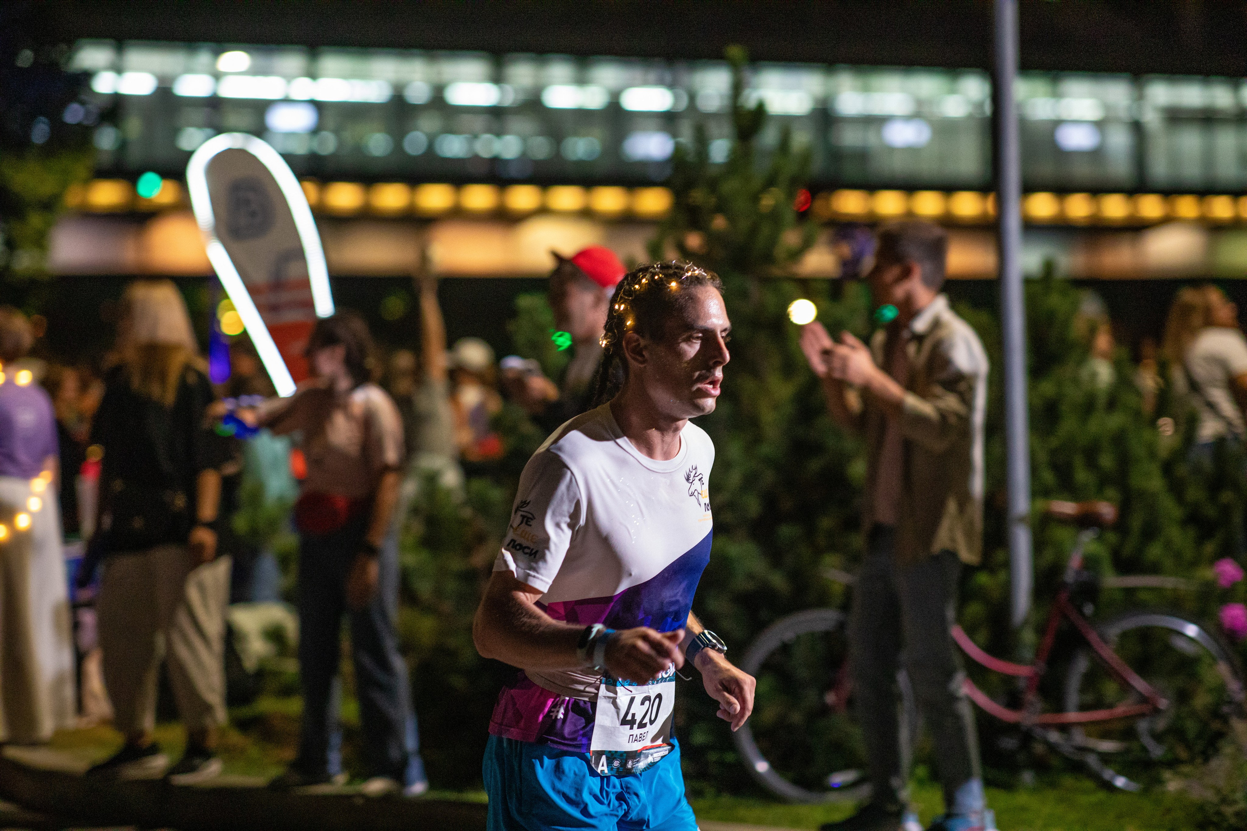 Ночной забег в ленте фотографий бегунов 03.08.24. Фотограф Сергей Ловкий
