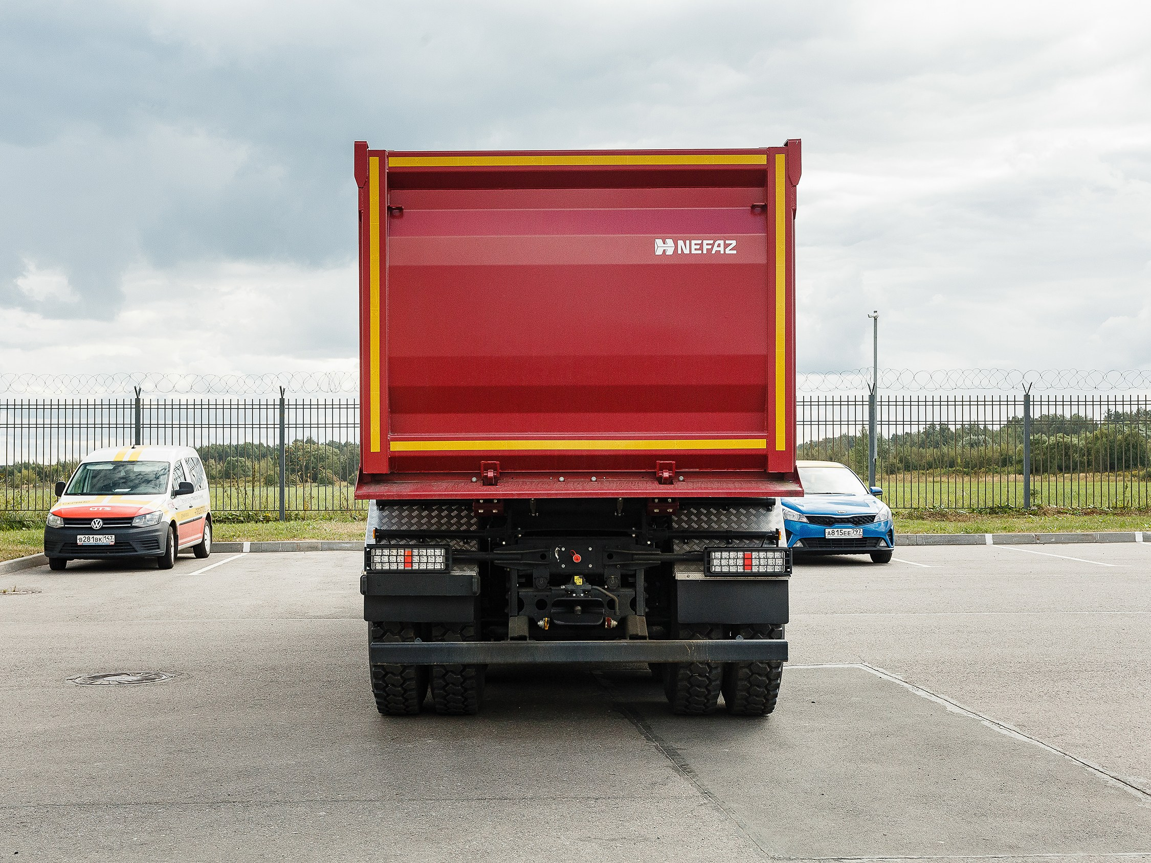 Профессиональная съёмка легковых автомобилей и большегрузов для продажи и контента. Выездная фотосессия спецтехники в Санкт-Петербурге. Репортажный фотограф Сергей Пушкин в СПб. Промышленная фотосъёмка авто. Фотограф для дилеров и производителей. 