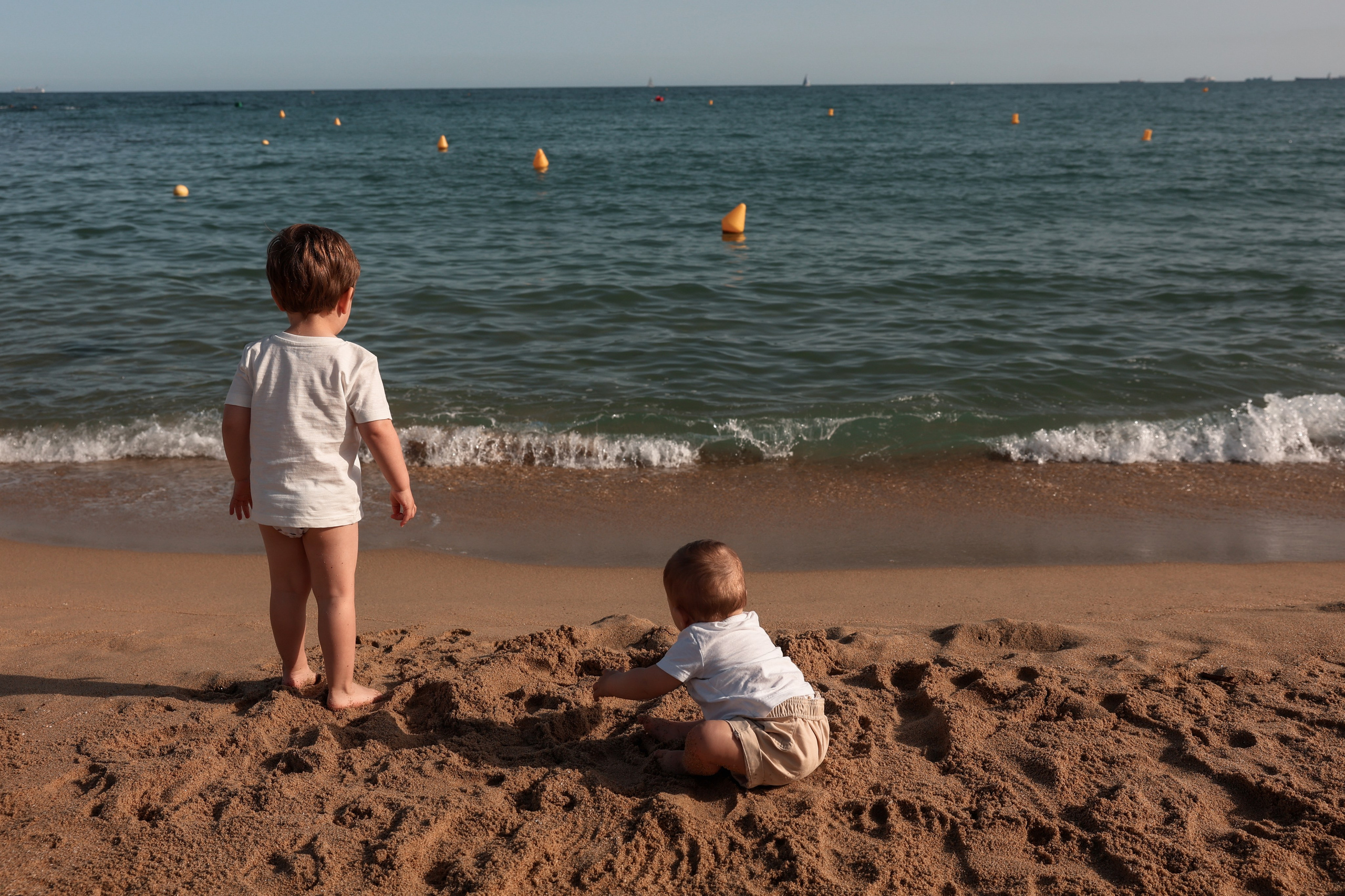 Family pizza at the sea. Natalia Zhuravleva|family, newborn, maternity photographer in Barcelona