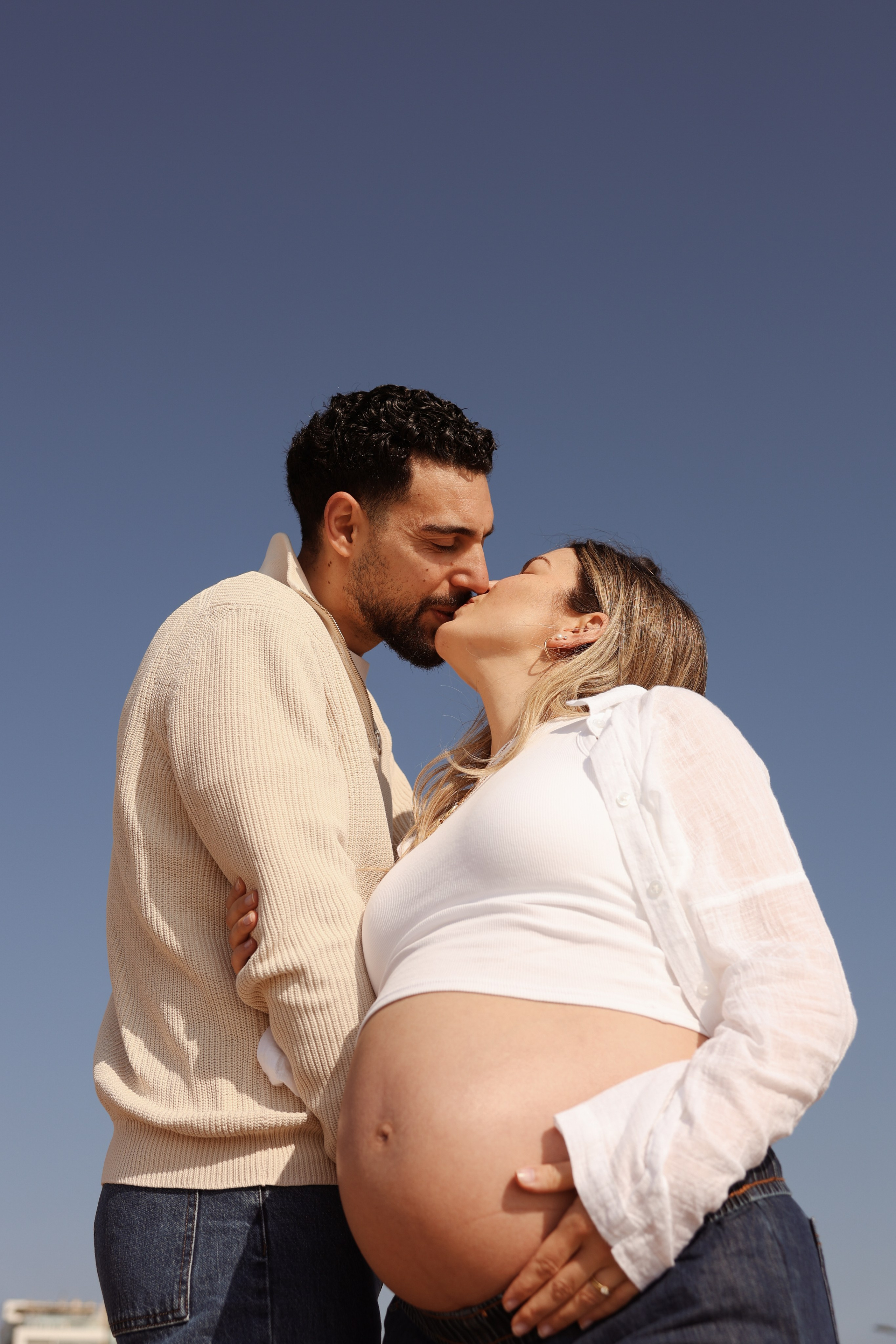 Sunny morning at the sea. Natalia Zhuravleva|family, newborn, maternity photographer in Barcelona