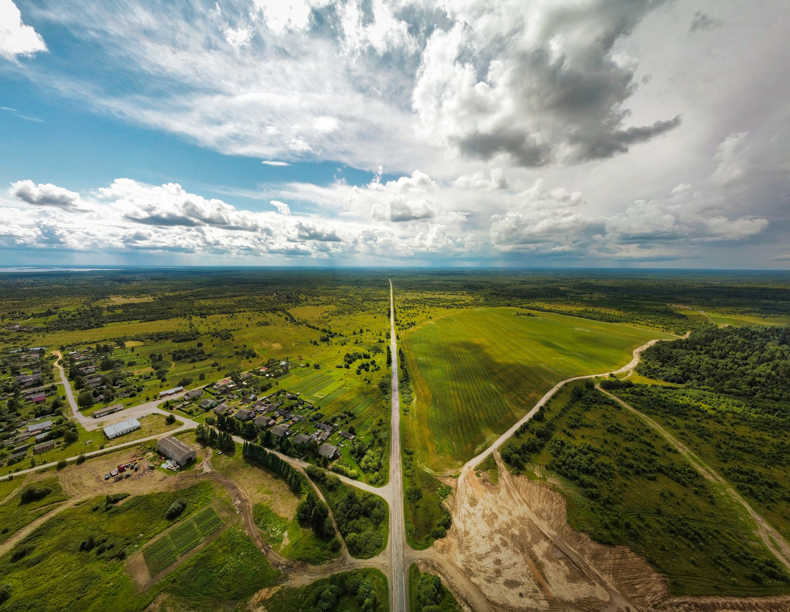 панорама леса, полей, дороги