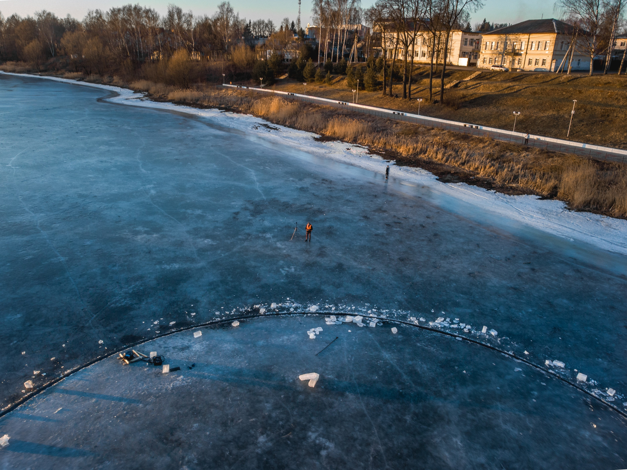 замерзшая река, лёд, круг, набережная, человек в спасательном жилете