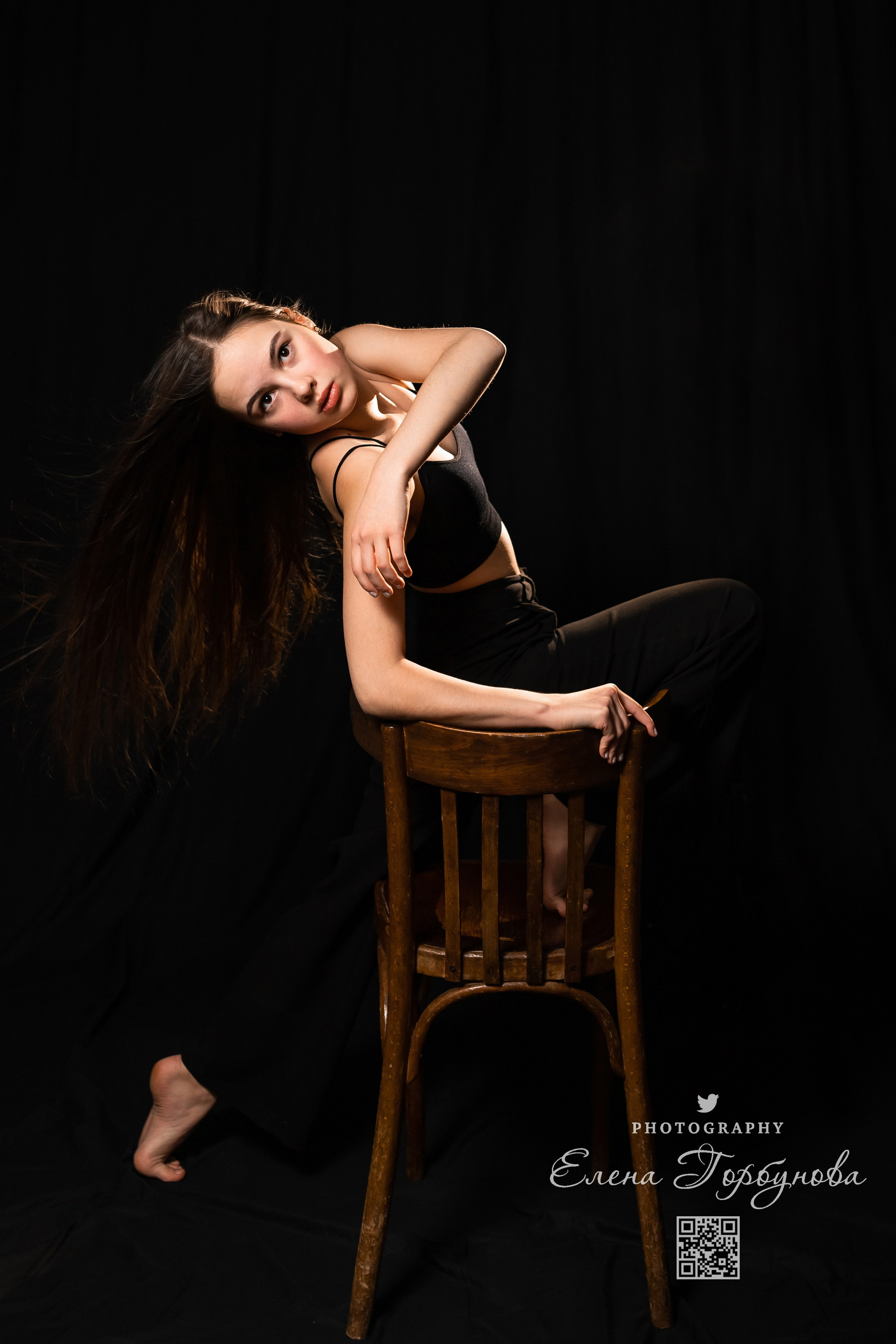 Моя студия. Полина и стул. Январь 2024. Фотограф Пермь. Свадьбы. Семья и дети, школа, д. сад. Фотокниги