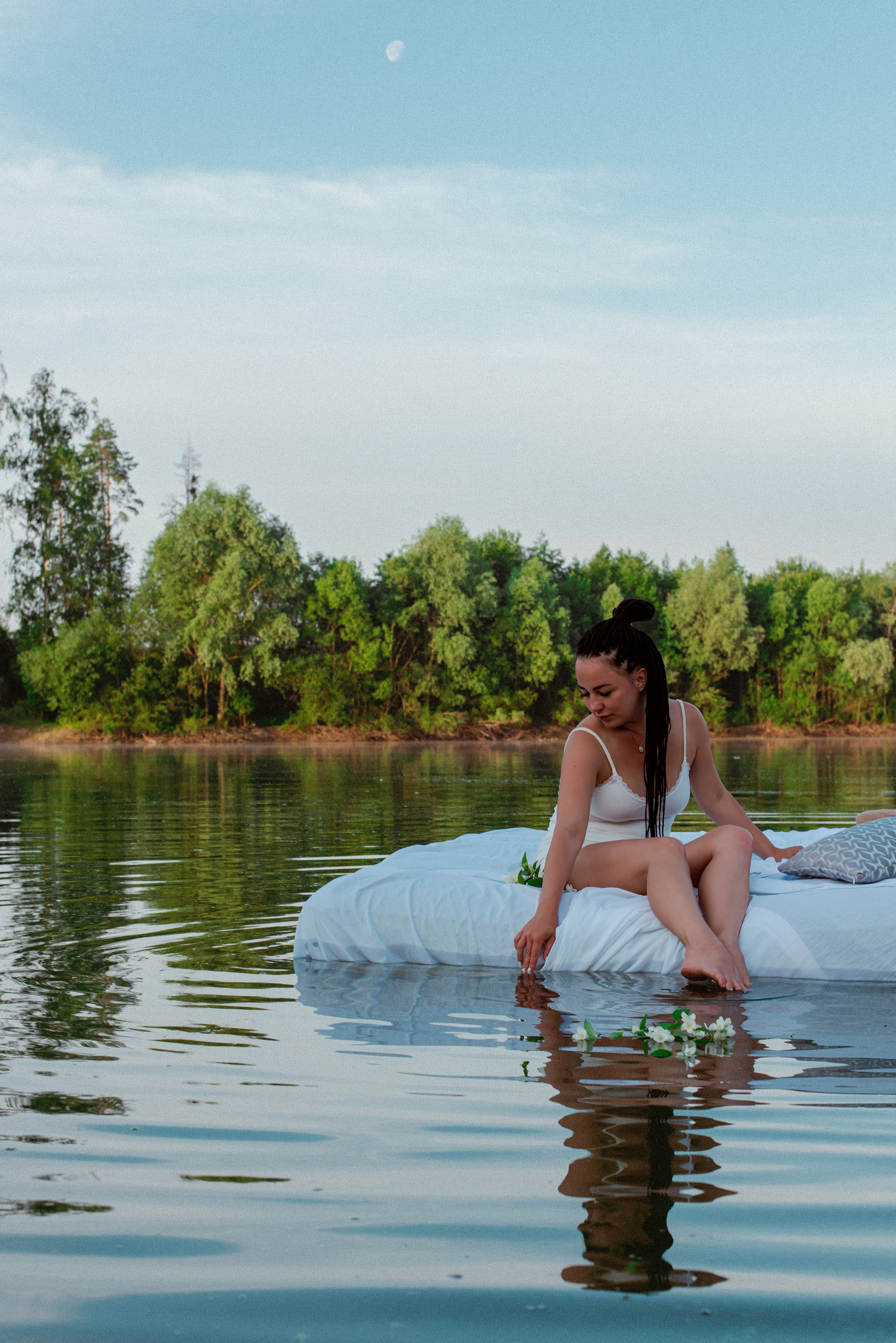 Анастасия на водоеме. Женский фотограф в Москве и МО