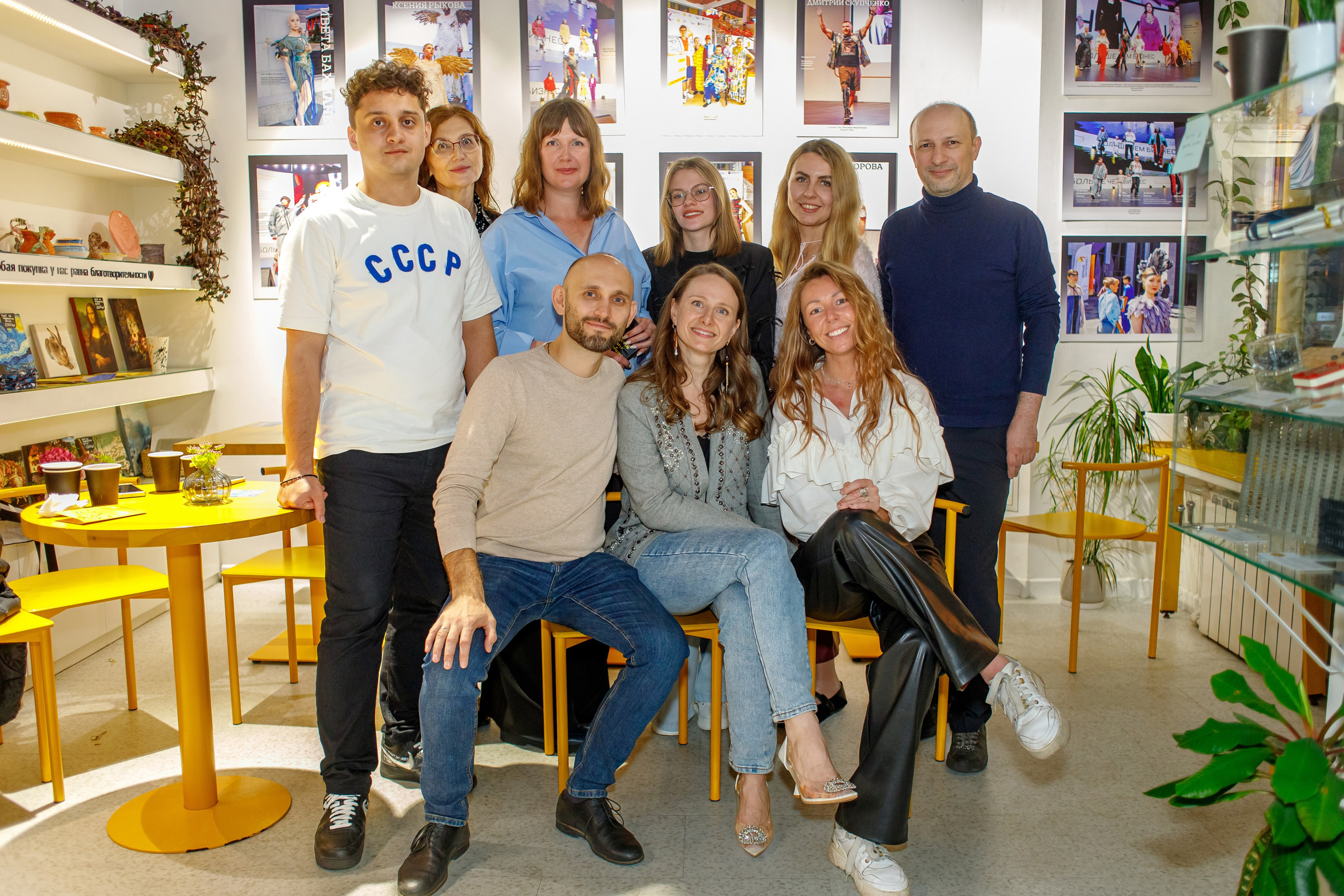 Владимир Вайнер и Екатерина Гусева с командой фотошколы "Пропаганда".