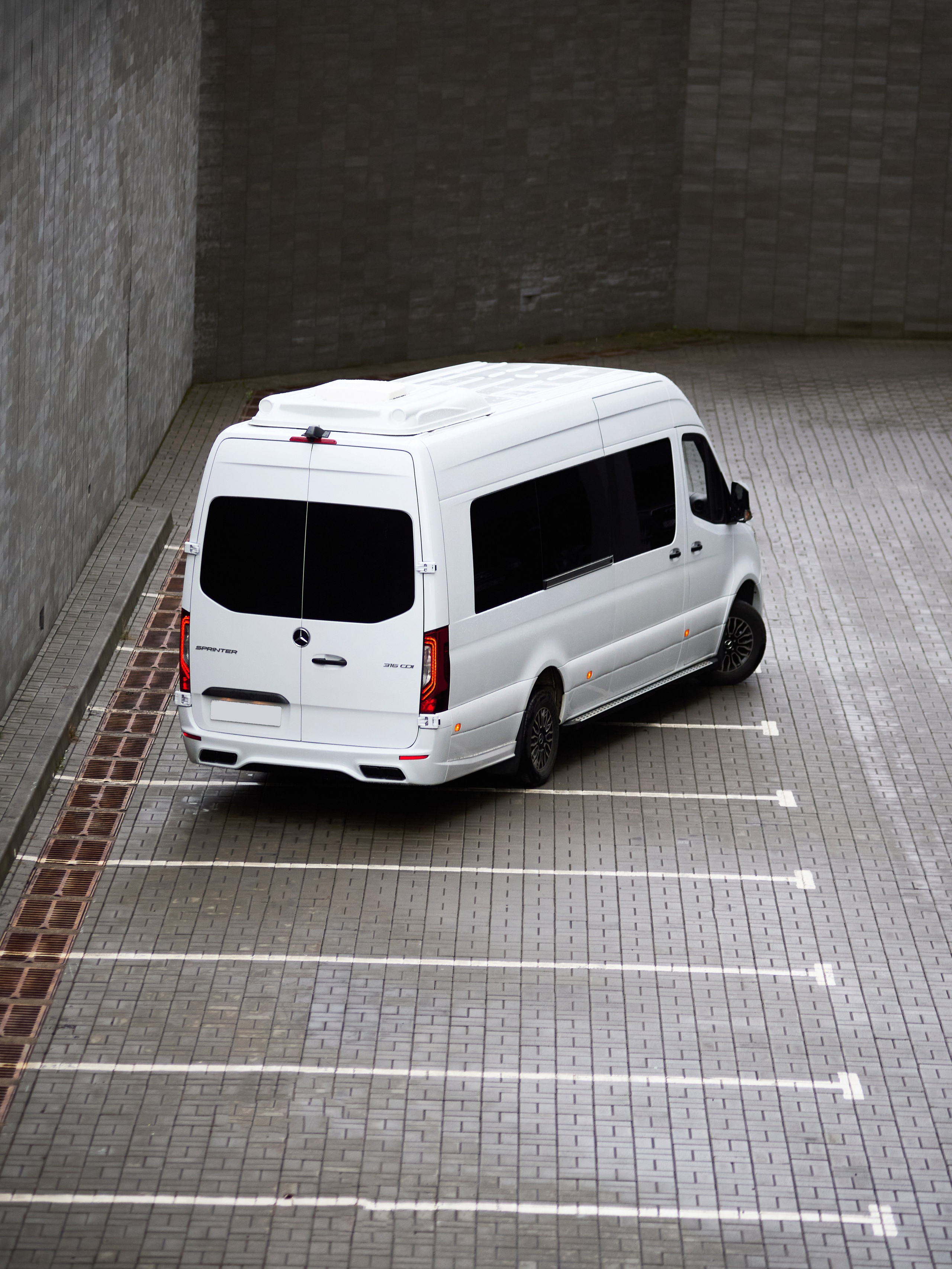 Mercedes-Benz Sprinter тюнинг, задний ракурс автомобиля на городской парковке