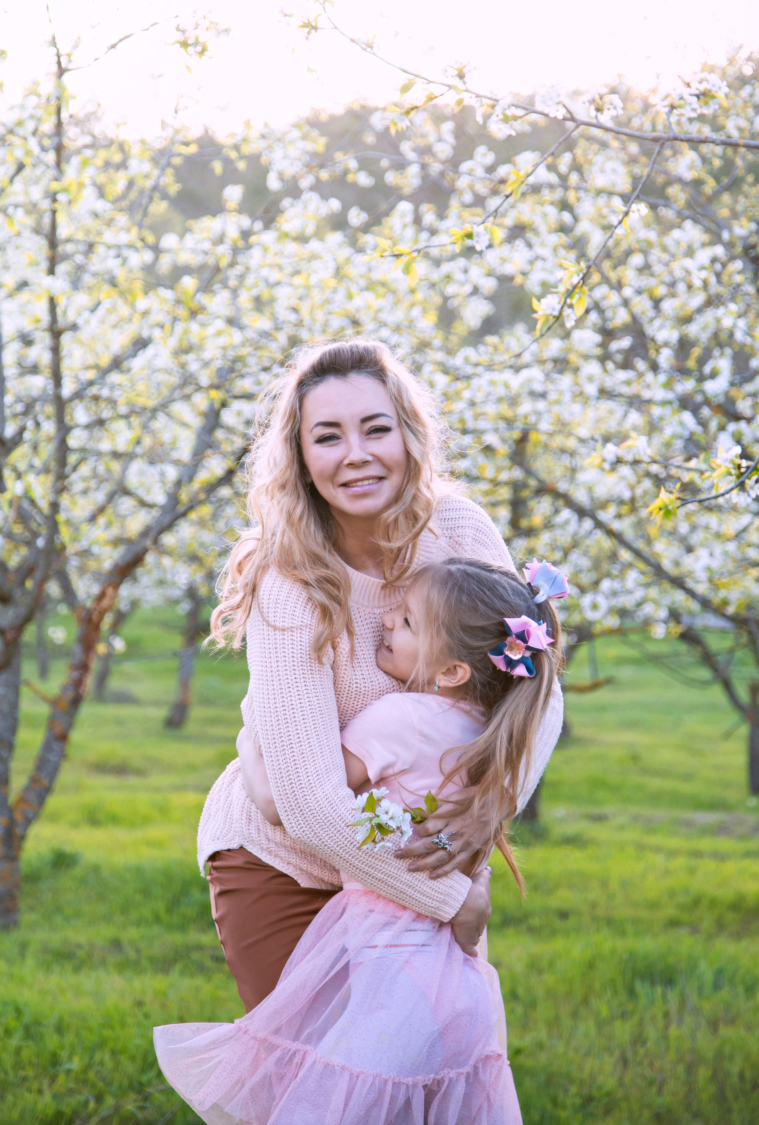 семейная фотосессия в вишневом саду, цветущие сады, весна, вишня, мама и дочь обнимаются