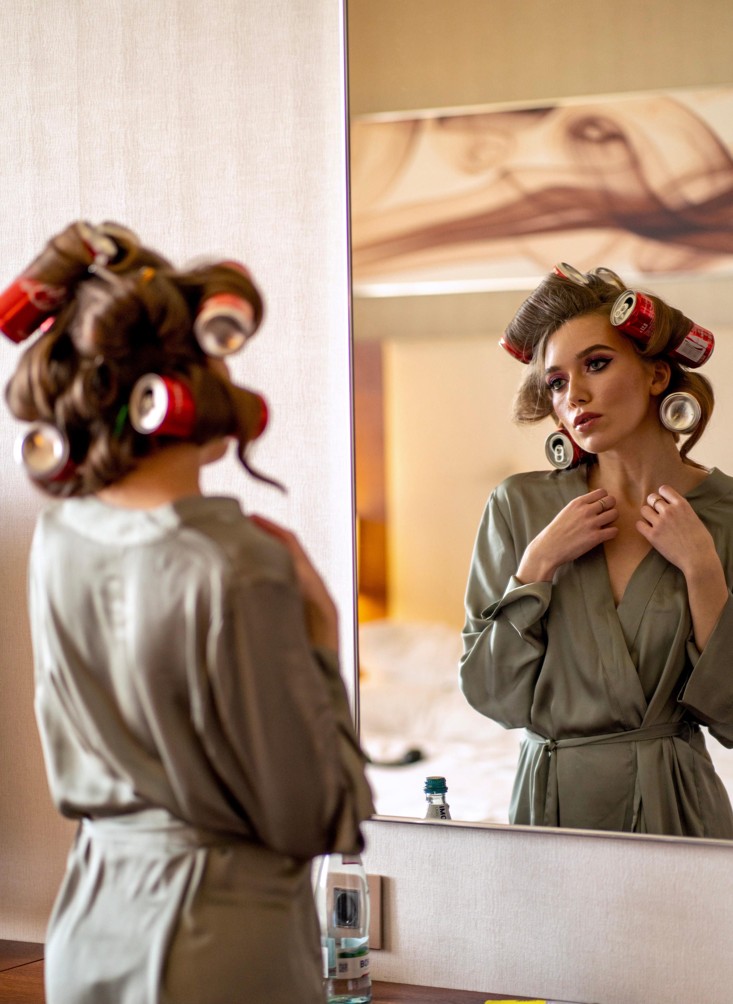 Фотосессия в бигудях в отеле