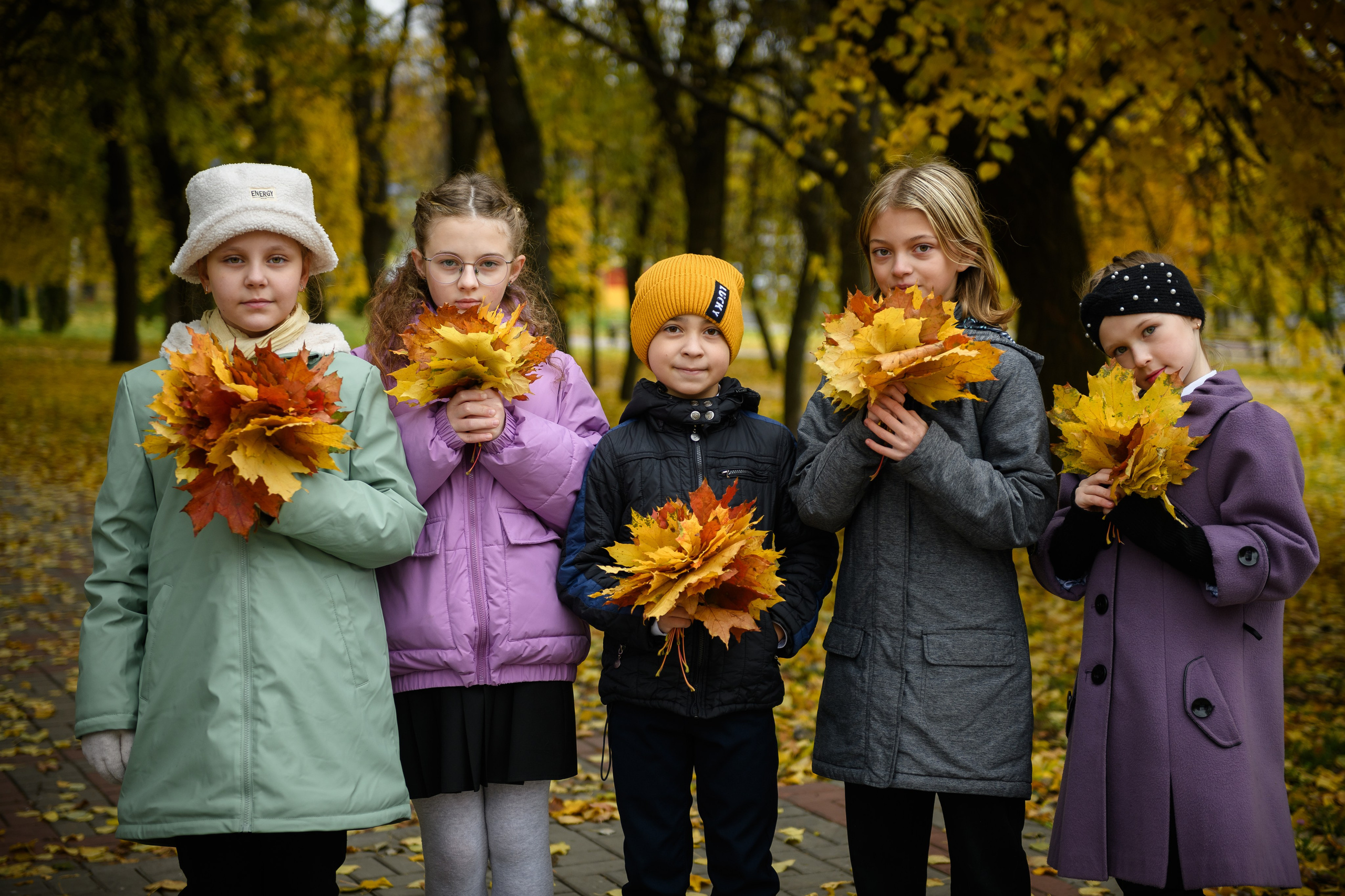 Четвероклассники позируют для школьного альбома. Выпускные альбомы в Курске