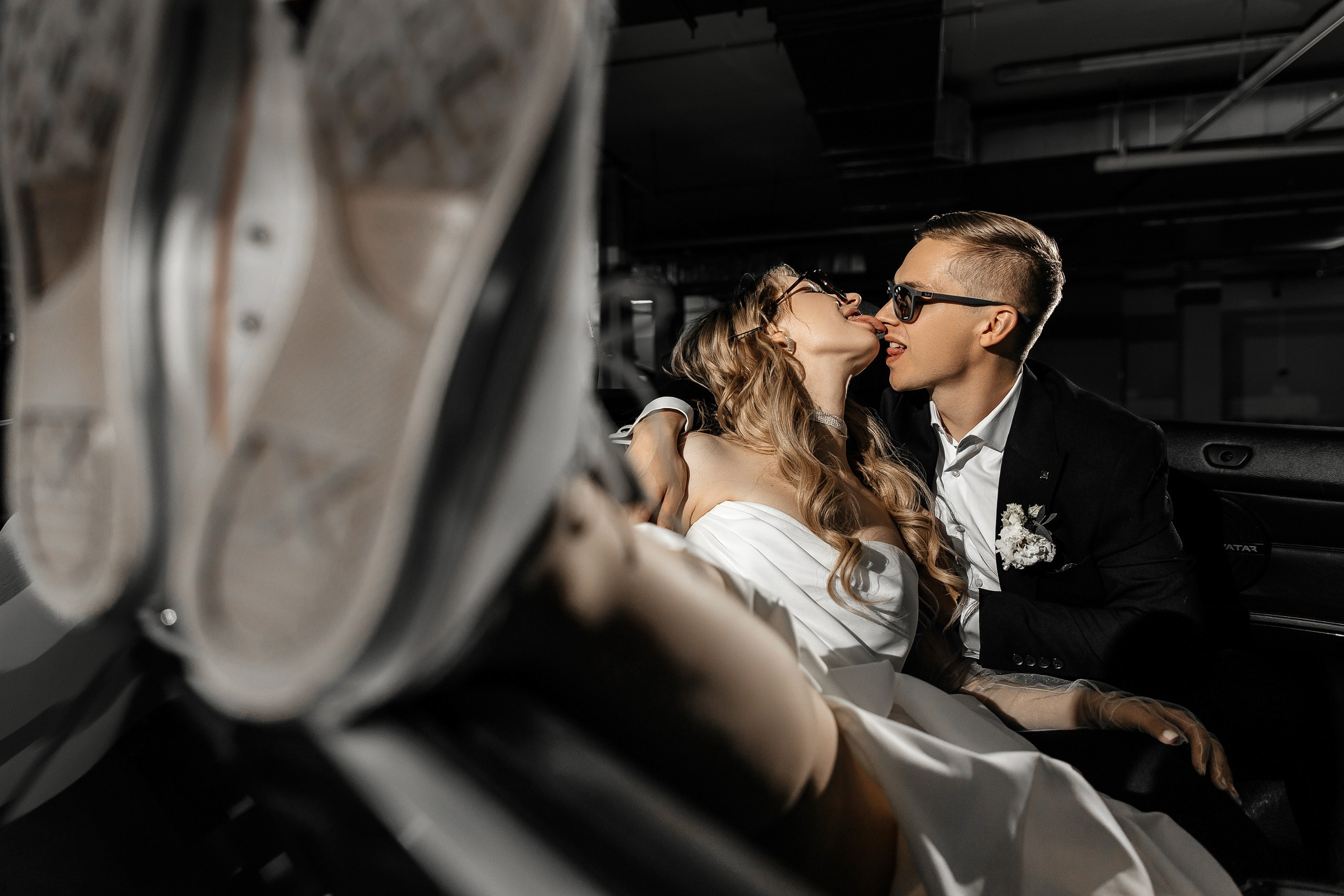 Здравствуйте! Я&nbsp;свадебный фотограф из&nbsp;Ульяновска, работаю в&nbsp;том числе по&nbsp;всей России и&nbsp;с&nbsp;выездом за&nbsp;границу. Снимаю свадьбы, lovestory, корпоративы, светский репортаж. Провожу обучение по&nbsp;фотографии, мастер-классы и&nbsp;воркшопы для других фотографов.