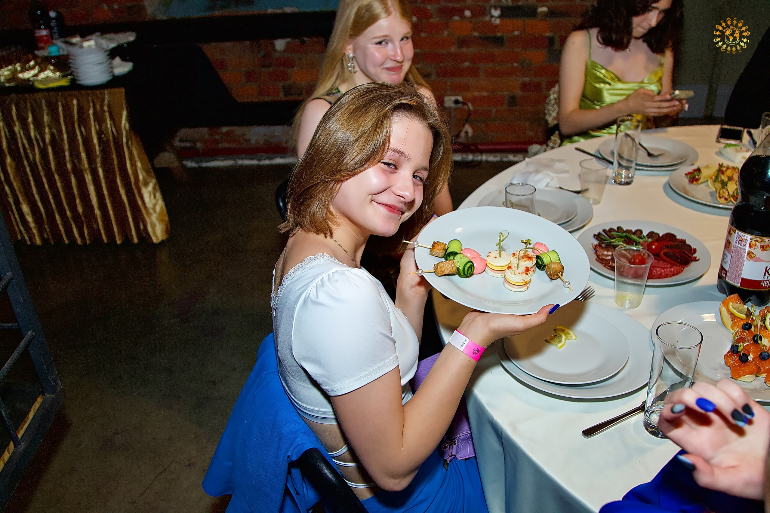 Выпускной 2023 (9-й класс, школа № 46). Loft Urban. Москва. Репортажная съемка в Москве и области. Анималистика