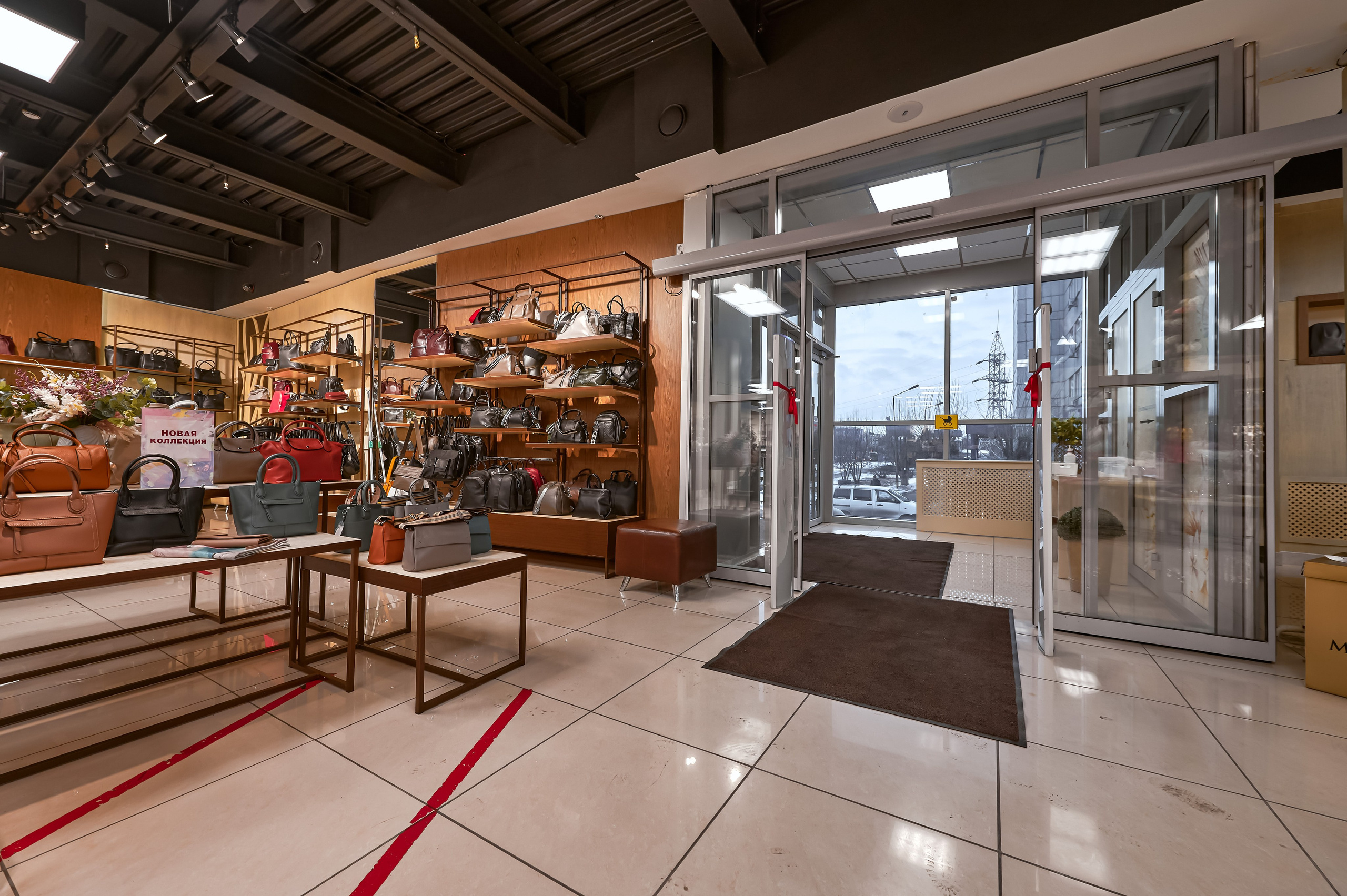 Портфолио по интерьерной и экстерьерной фотосъёмки: Мир сумок — Левый берег. Фотограф Яковлев Роман — Красноярск