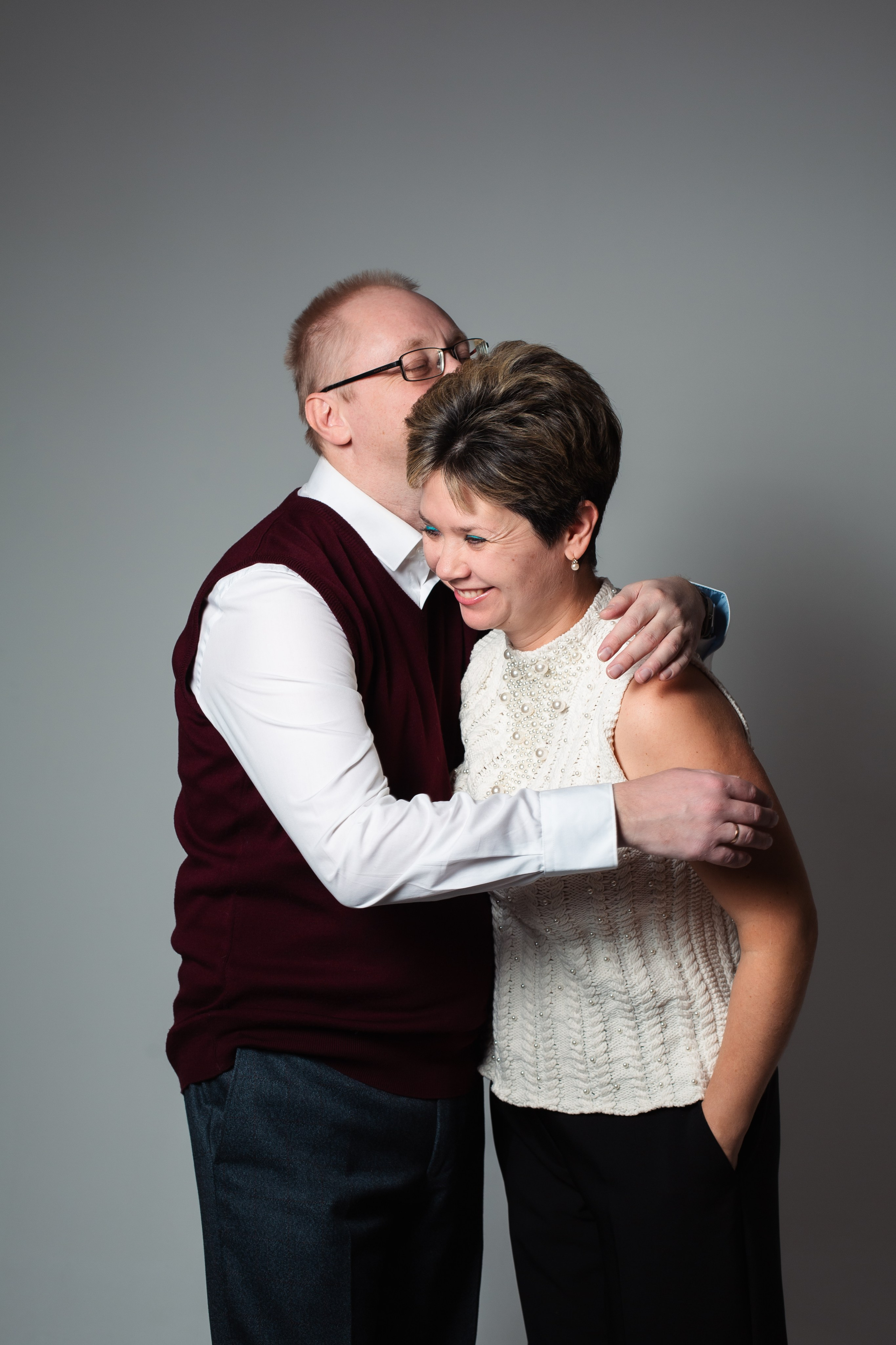 Евгений и Ольга с детьми. Фотограф Julia Milton | Портреты, съемки для маркетплейсов, лавстори, съёмка беременности в Санкт-Петербурге. Обучение фотографии в Спб очно